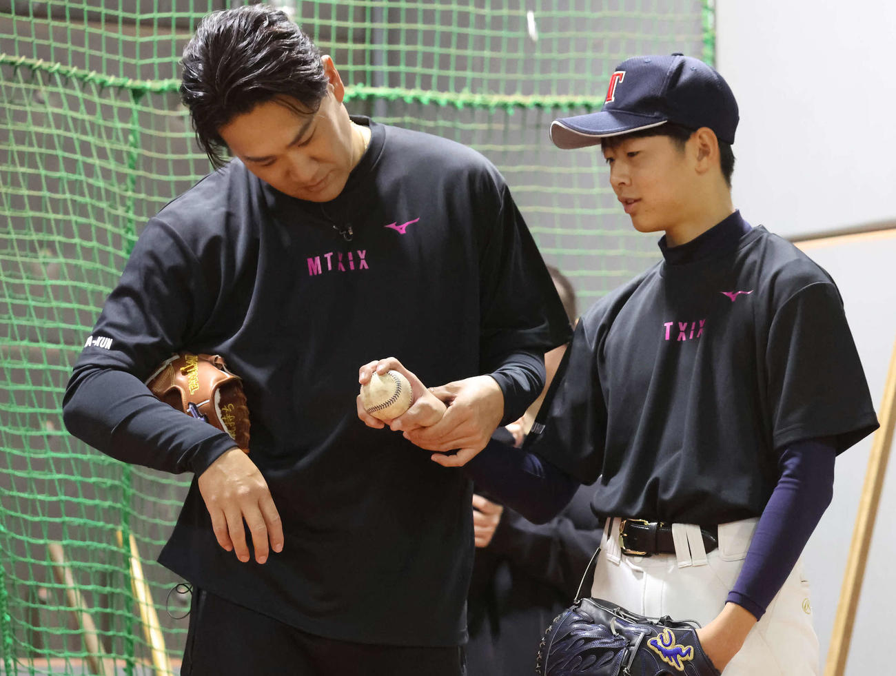 「マー君ラボ2024」で参加した野球少年のストレートの握りを見る田中（撮影・丹羽敏通）
