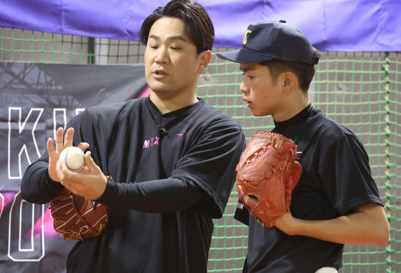 「マー君ラボ2024」で参加した野球少年にスライダーの握りを見せる田中（撮影・丹羽敏通）