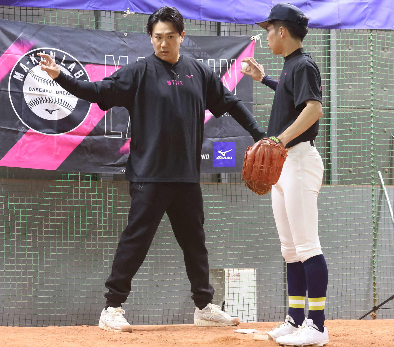 「マー君ラボ2024」で参加した野球少年に直接指導する田中（撮影・丹羽敏通）