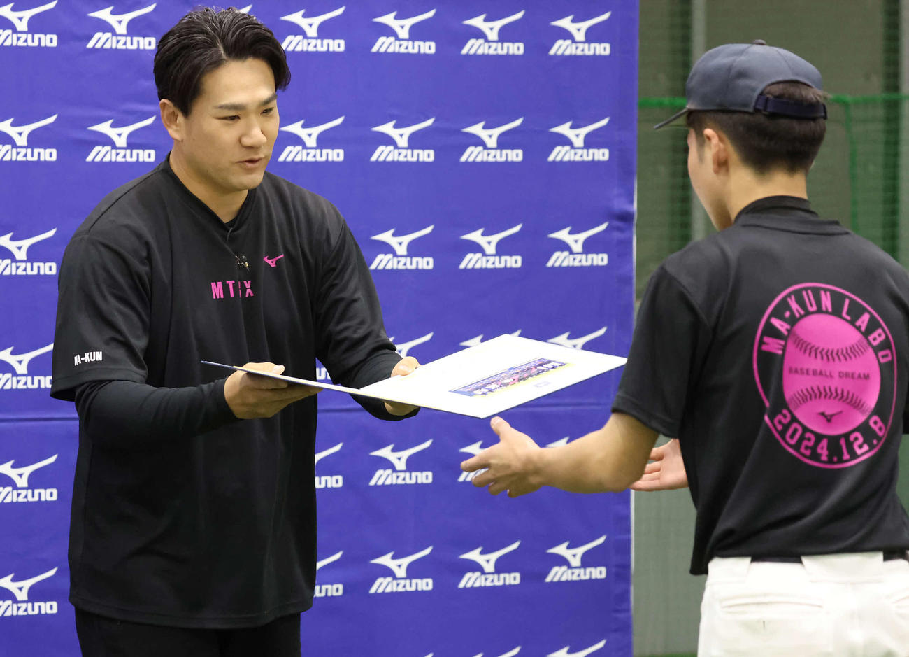 「マー君ラボ2024」で参加した野球少年たちに修了書を手渡す田中（撮影・丹羽敏通）