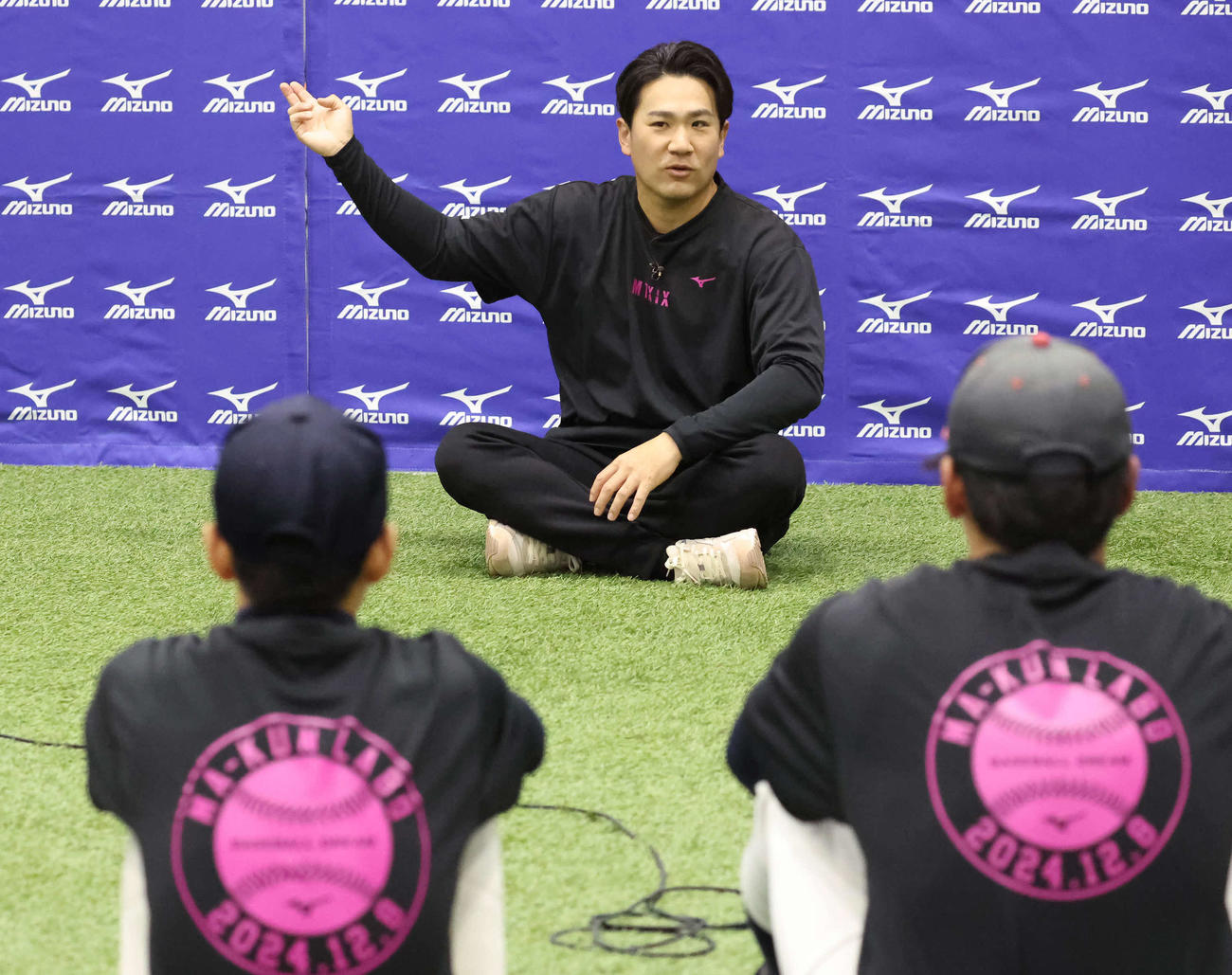 参加した野球少年たちの質問に答える田中（撮影・丹羽敏通）