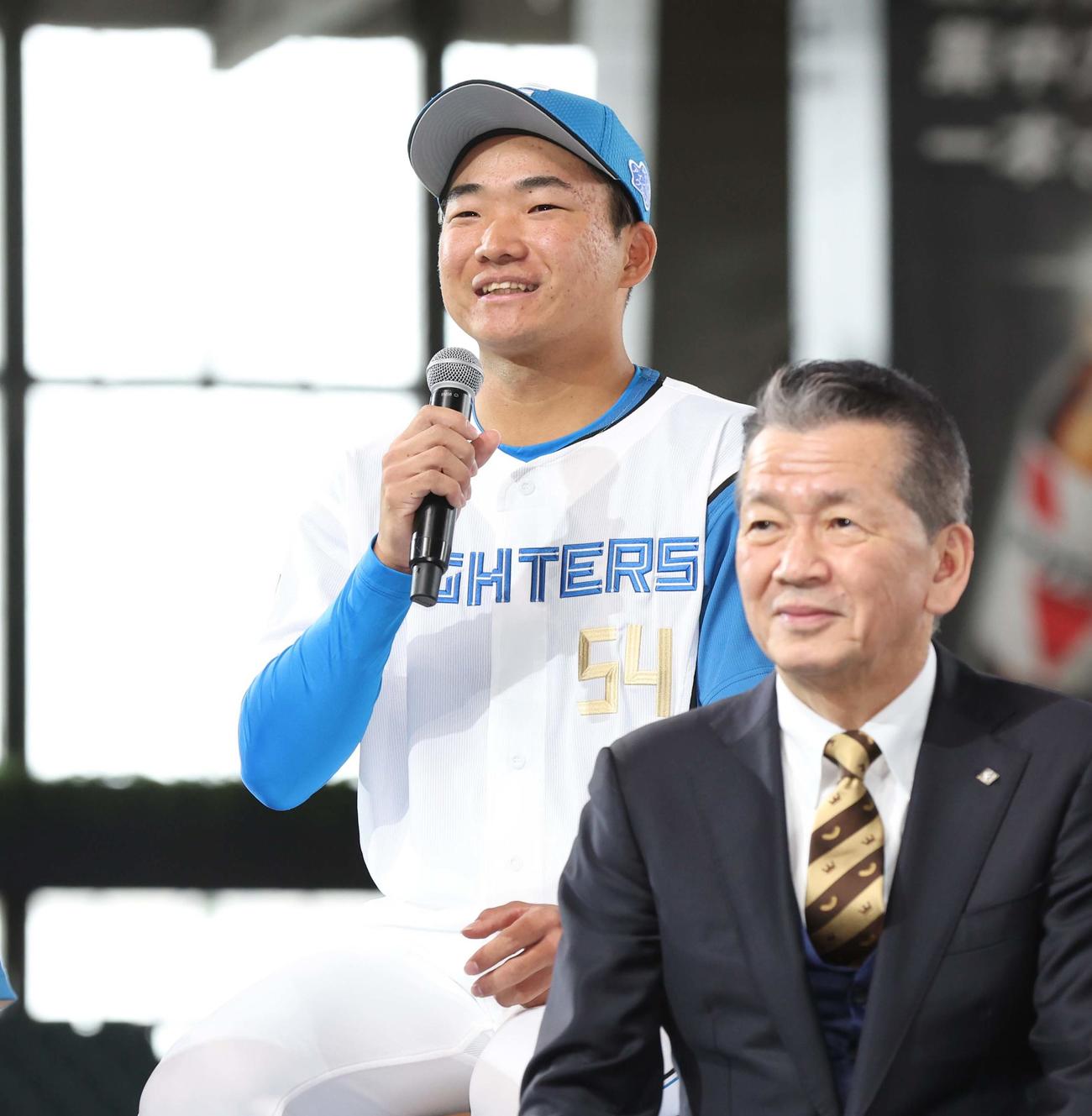 あいさつするドラフト5位の山県（撮影・黒川智章）