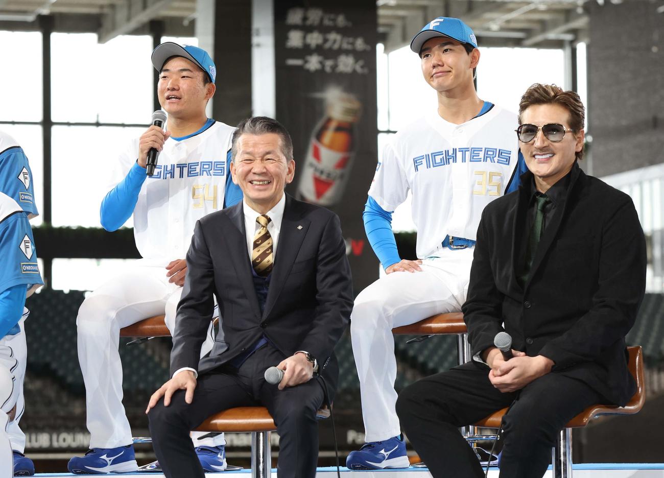 記者会見で新庄監督（右端）の笑いを誘うドラフト5位の山県（左端）（撮影・黒川智章）