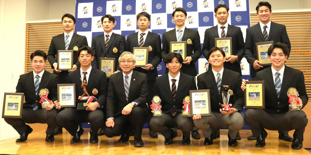 都内で行われた東都大学野球秋季リーグ戦の個人タイトル表彰式に参加し1部ベストナインに輝いた、前列左から青学大・小田、日大・谷端、樫山理事長、国学院大・当山、青学大・渡部、青学大・中西、後列左から青学大・松本、日大・米津、日大・川崎、青学大・中田、国学院大・伊東、中大・繁永（撮影・佐瀬百合子）