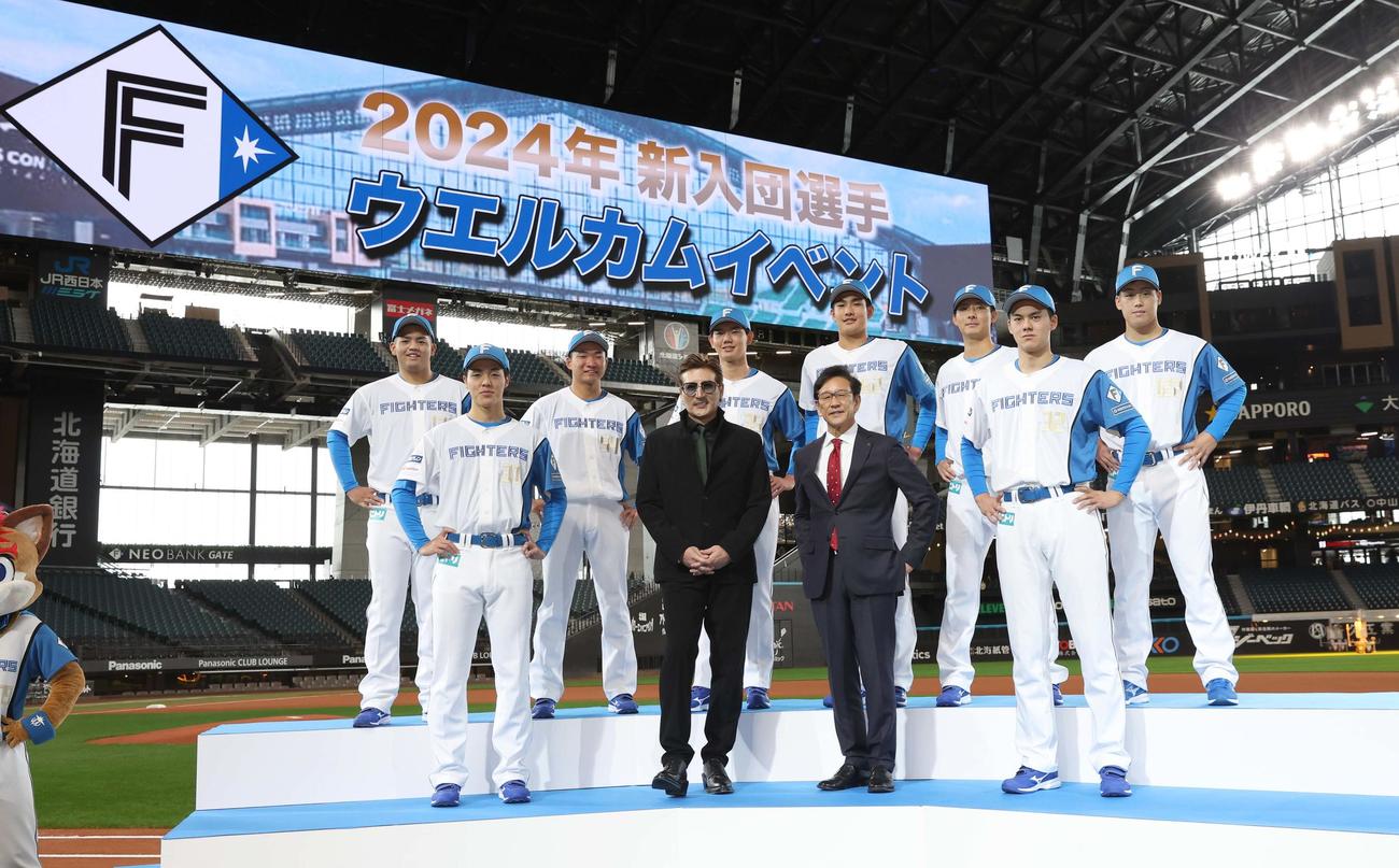 2024年、日本ハム新入団選手ウエルカムイベントで記念撮影する前列左から柴田、新庄監督、栗山CBO、藤田琉、後列左から川勝、山県、浅利、清水大、山城、渋谷（撮影・黒川智章）