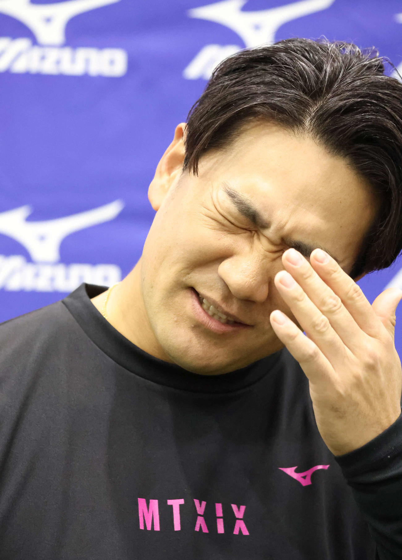 囲み取材に応じる田中（撮影・丹羽敏通）