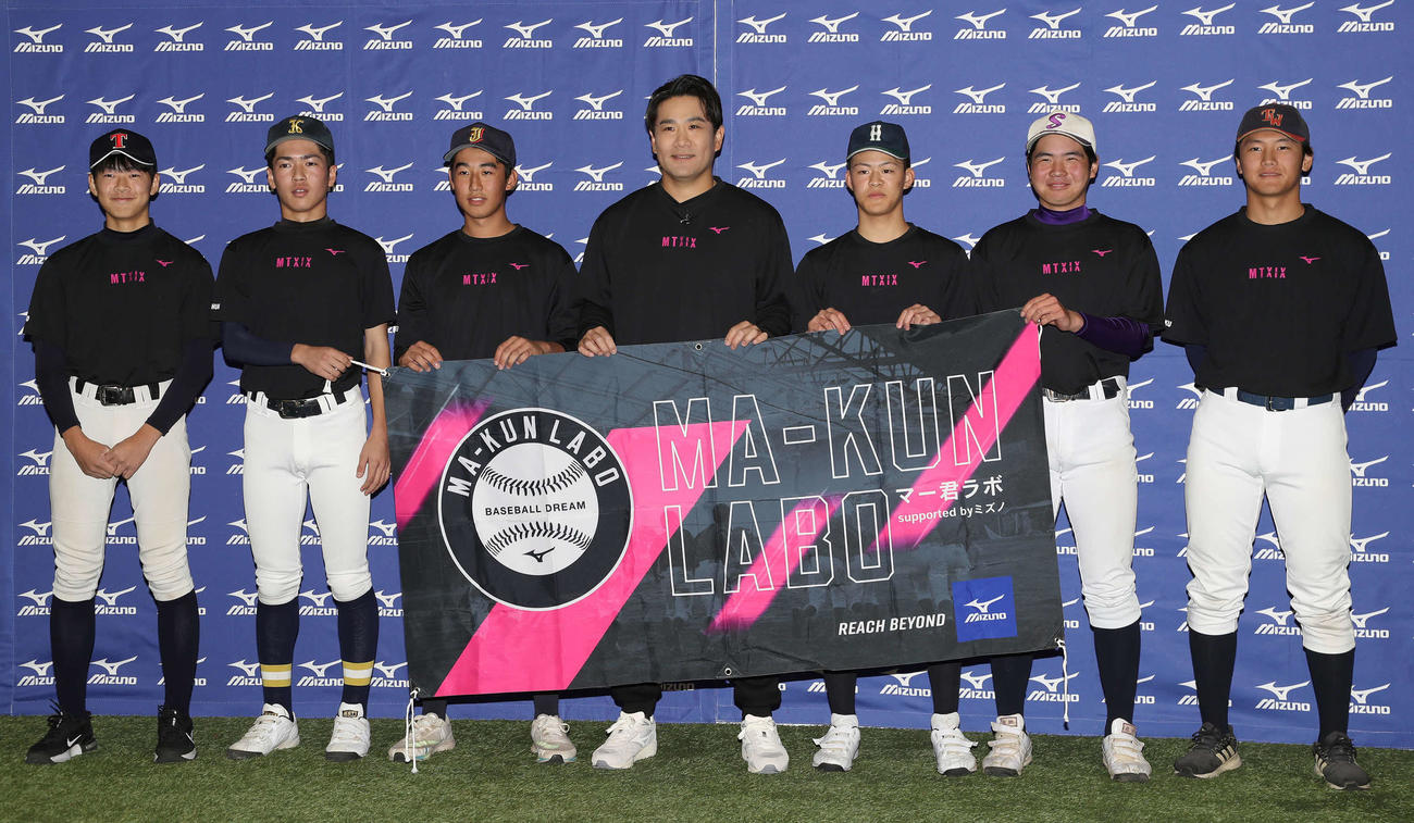 「マー君ラボ2024」で参加した野球少年たちと写真に納まる田中（中央）（撮影・丹羽敏通）