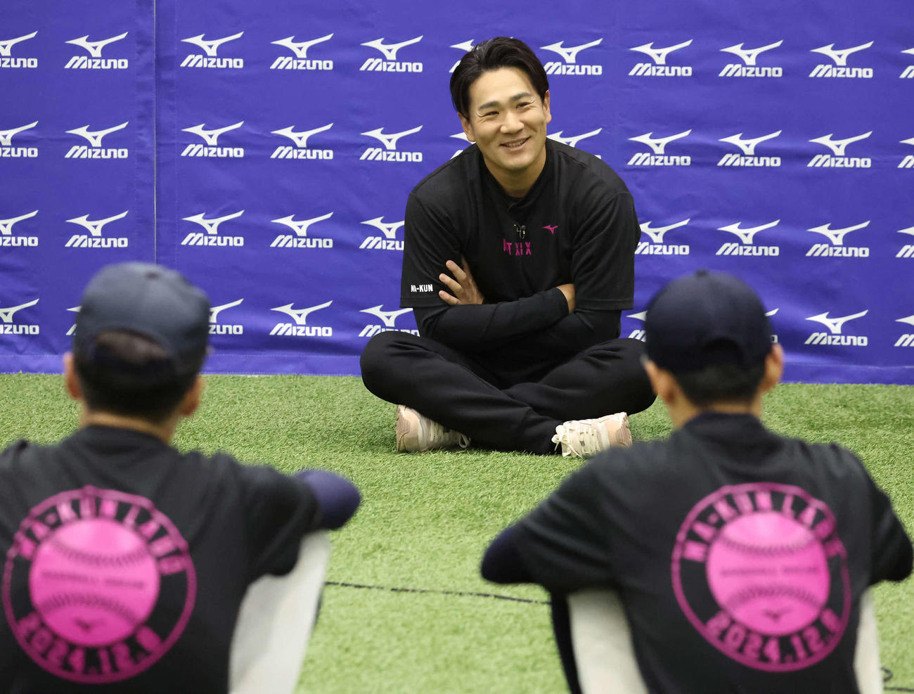 参加した野球少年たちの質問に答える田中（撮影・丹羽敏通）