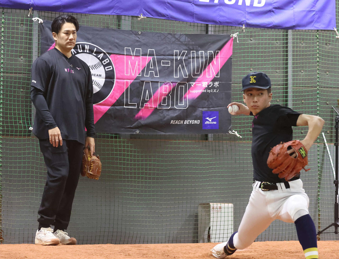 「マー君ラボ2024」で参加した野球少年を見つめる田中（撮影・丹羽敏通）