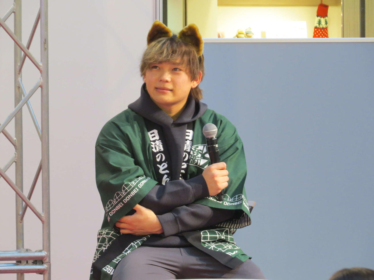 きつね耳をつけてトークショーに参加する日本ハム田宮（撮影・本間翼）