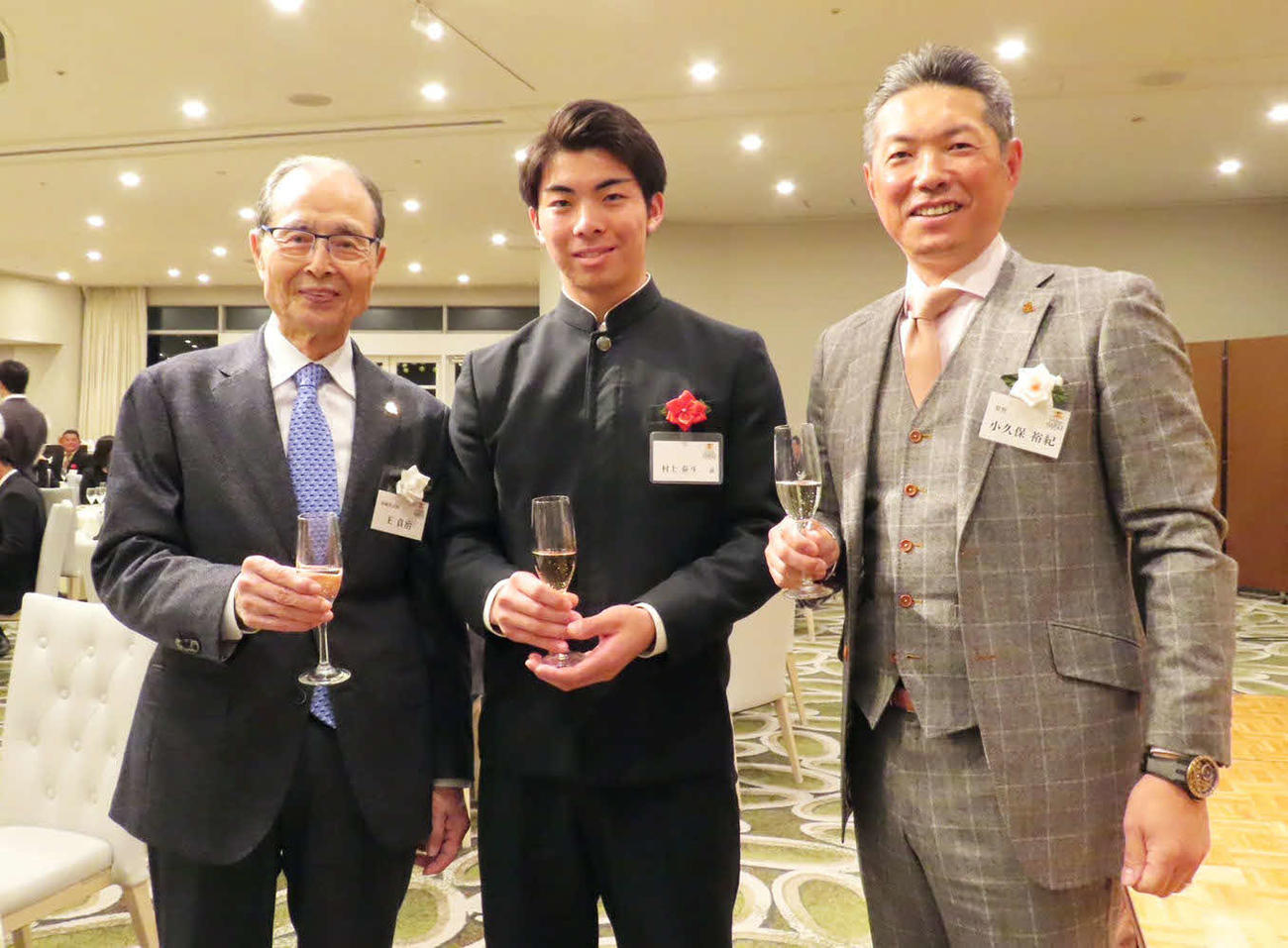 ソフトバンクの新入団選手ウエルカムパーティーで王球団会長（左）、小久保監督（右）と記念撮影するドラフト1位の村上（球団提供）