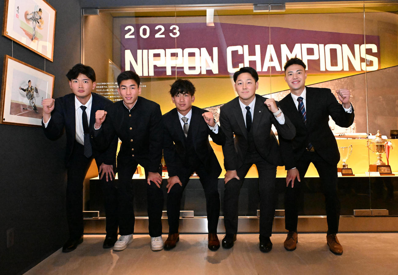 甲子園歴史館を見学し記念撮影する左から4位町田隼乙、2位今朝丸裕喜、1位伊原陵人、3位木下里都、5位佐野大陽（撮影・和賀正仁）