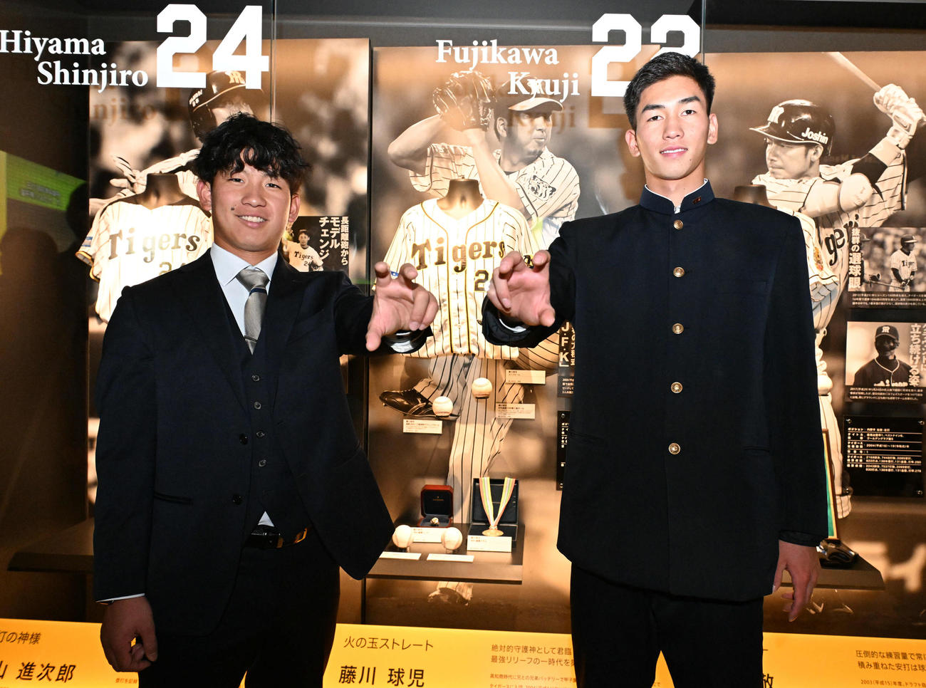 甲子園歴史館を見学し、藤川監督の展示の前でポーズを取る阪神ドラフト1位の伊原（左）と2位今朝丸（撮影・和賀正仁）