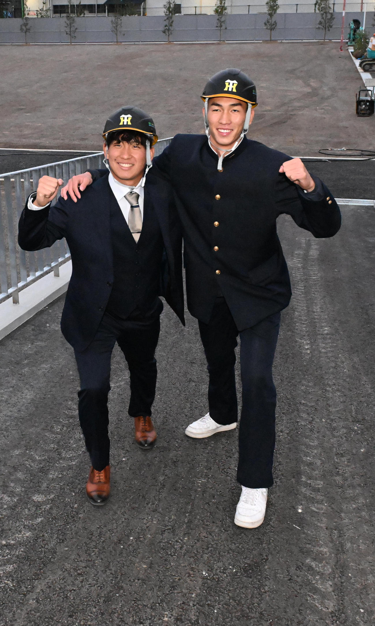 新2軍施設を見学し、スロープでポーズを取る阪神ドラフト1位の伊原（左）と2位今朝丸（撮影・和賀正仁）