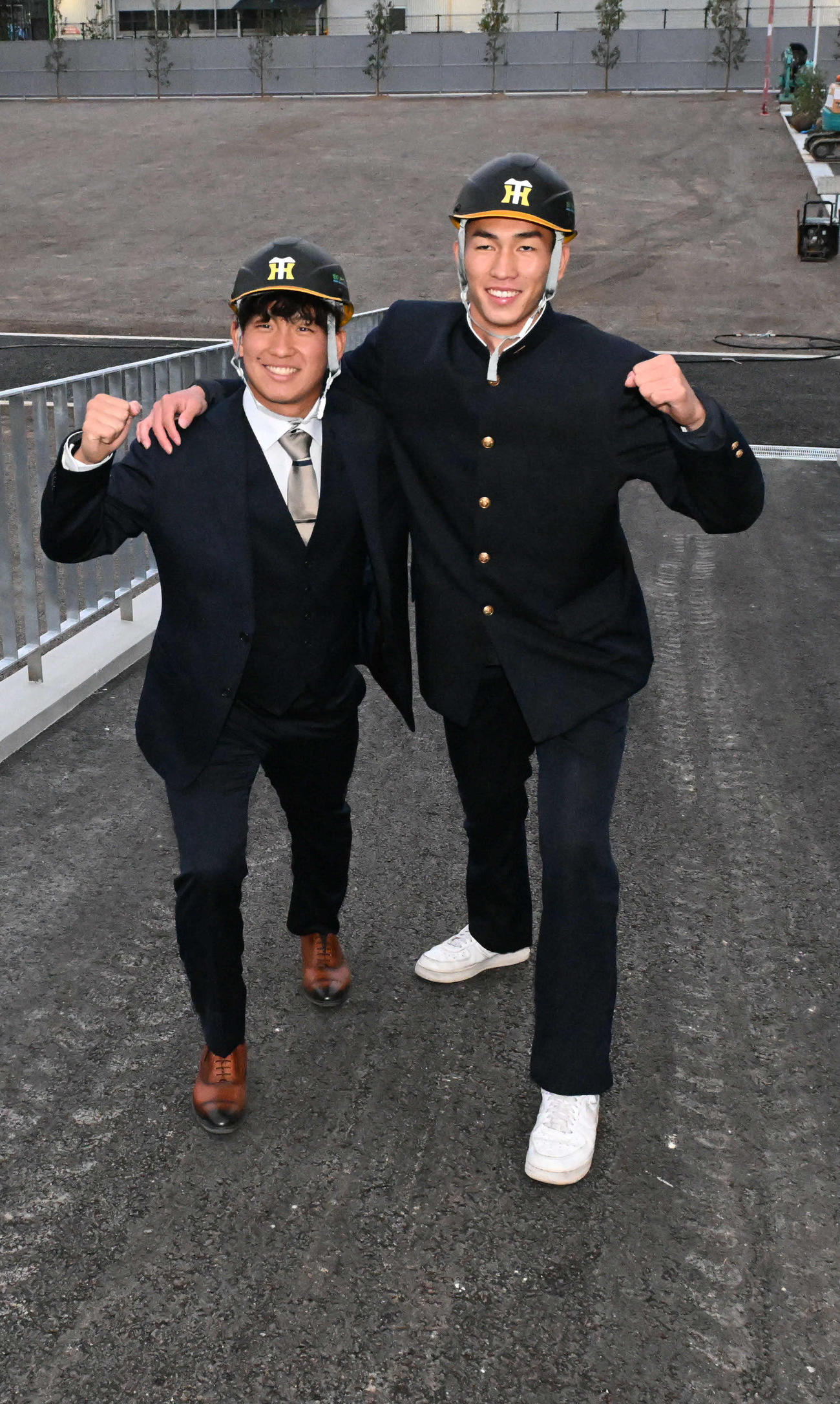 新2軍施設を見学し、スロープでポーズを取る阪神ドラフト1位の伊原（左）と2位今朝丸（撮影・和賀正仁）
