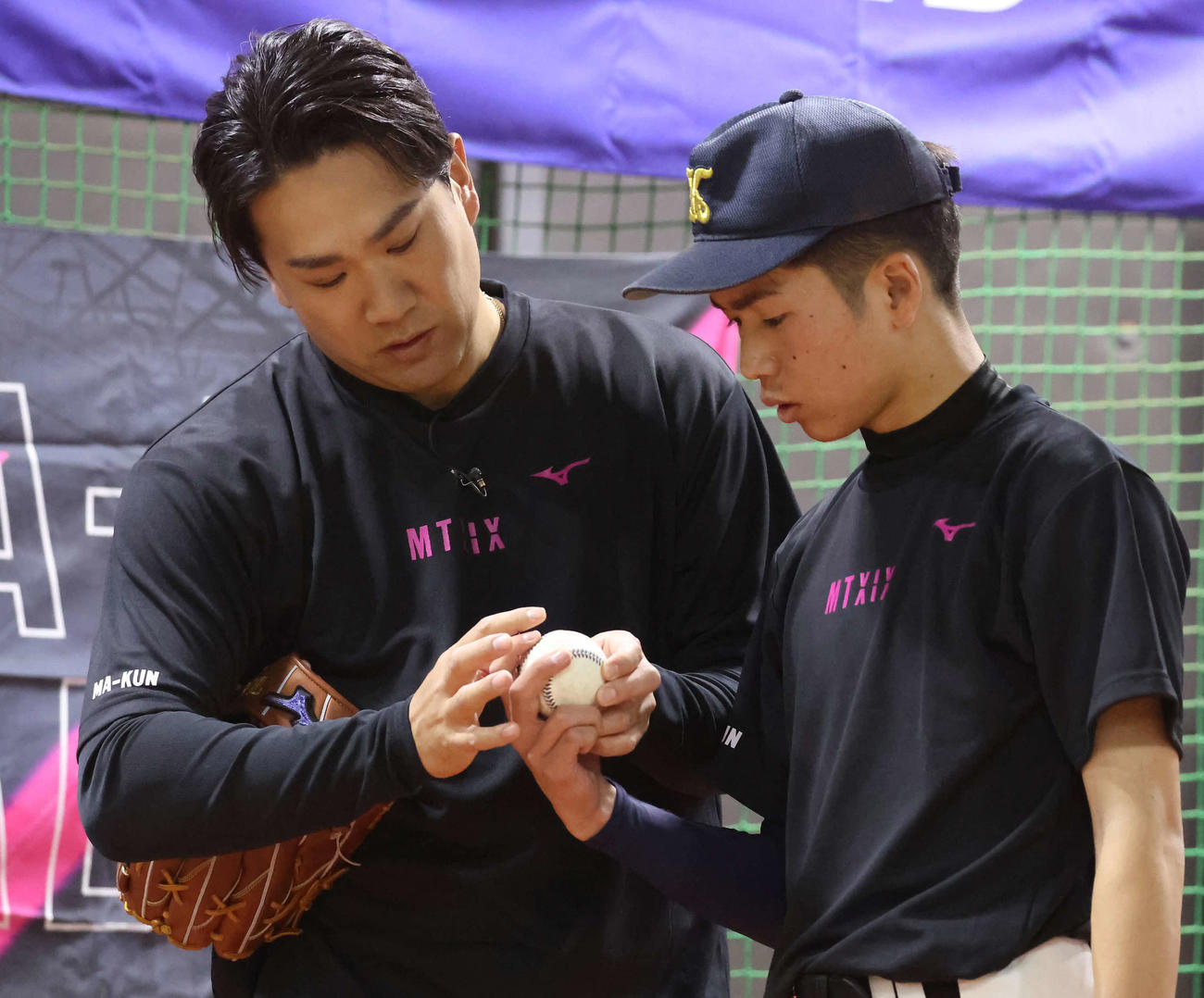 「マー君ラボ2024」で参加した野球少年にスライダーの握りを指導する田中（撮影・丹羽敏通）