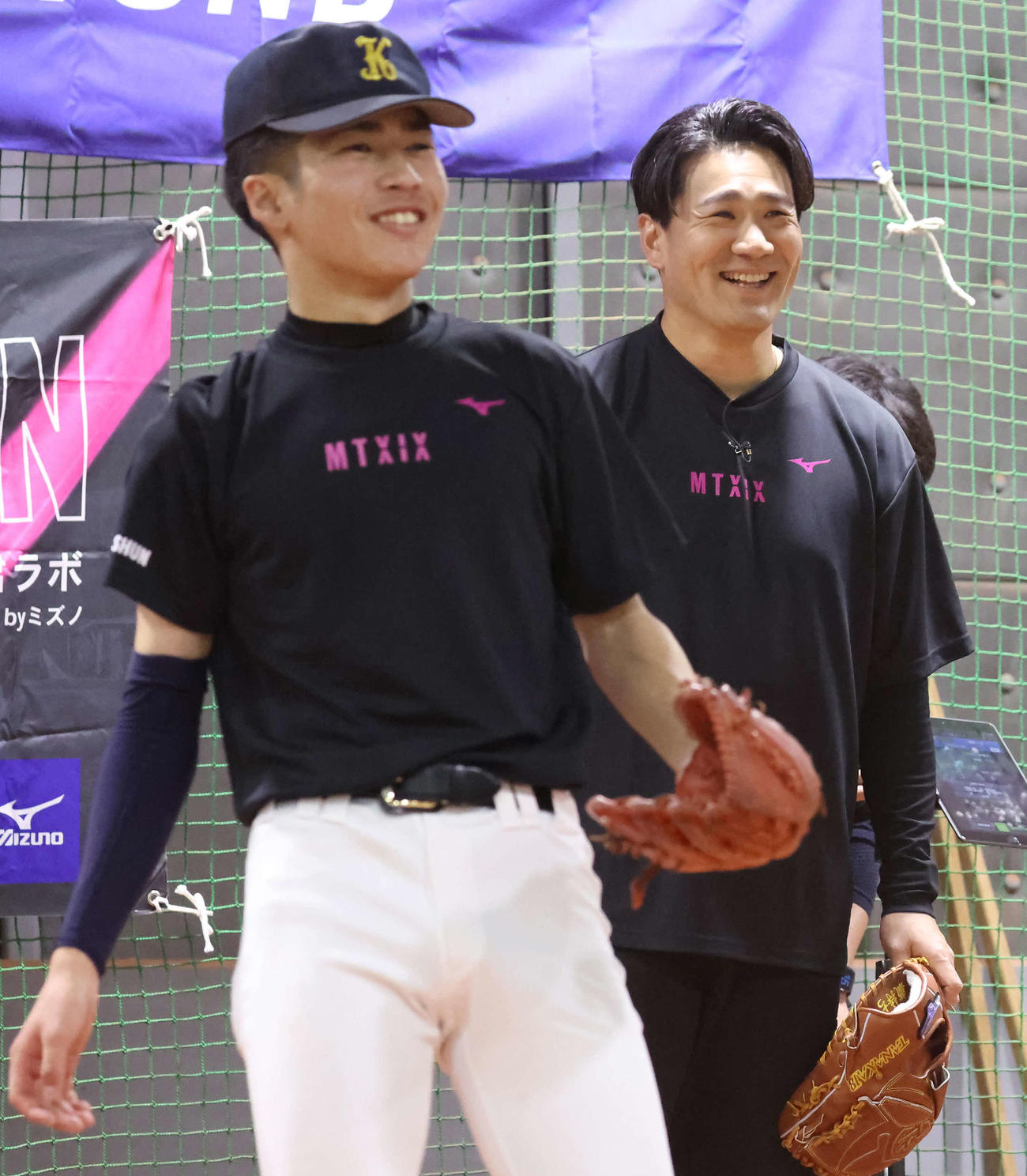 「マー君ラボ2024」で指導通りの投球に笑顔の参加者と田中（撮影・丹羽敏通）