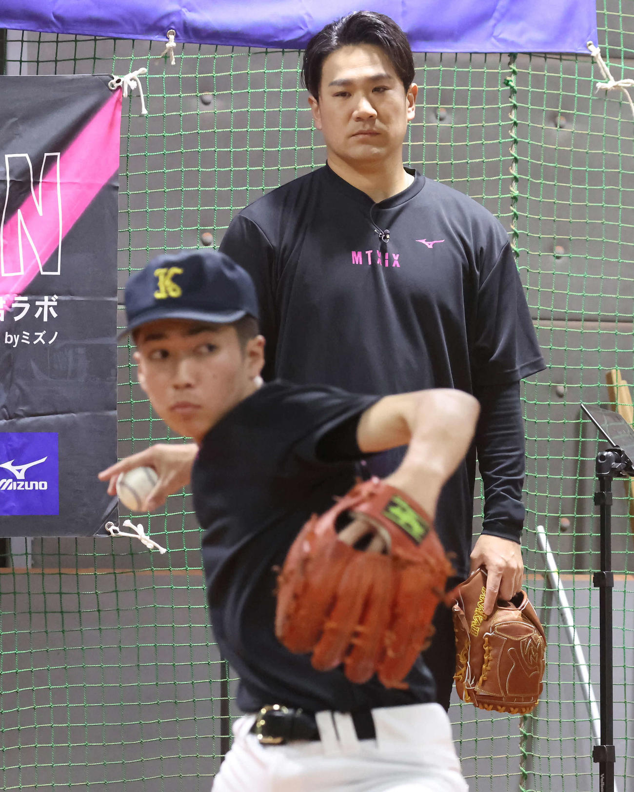 「マー君ラボ2024」で参加した野球少年を見つめる田中（撮影・丹羽敏通）