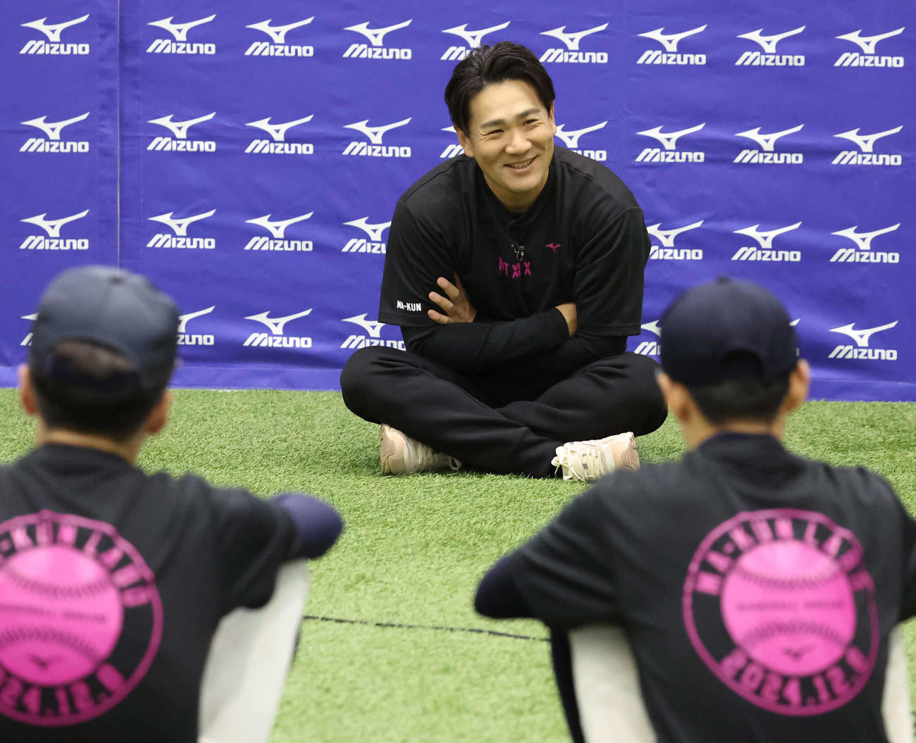 参加した野球少年たちの質問に答える田中（撮影・丹羽敏通）