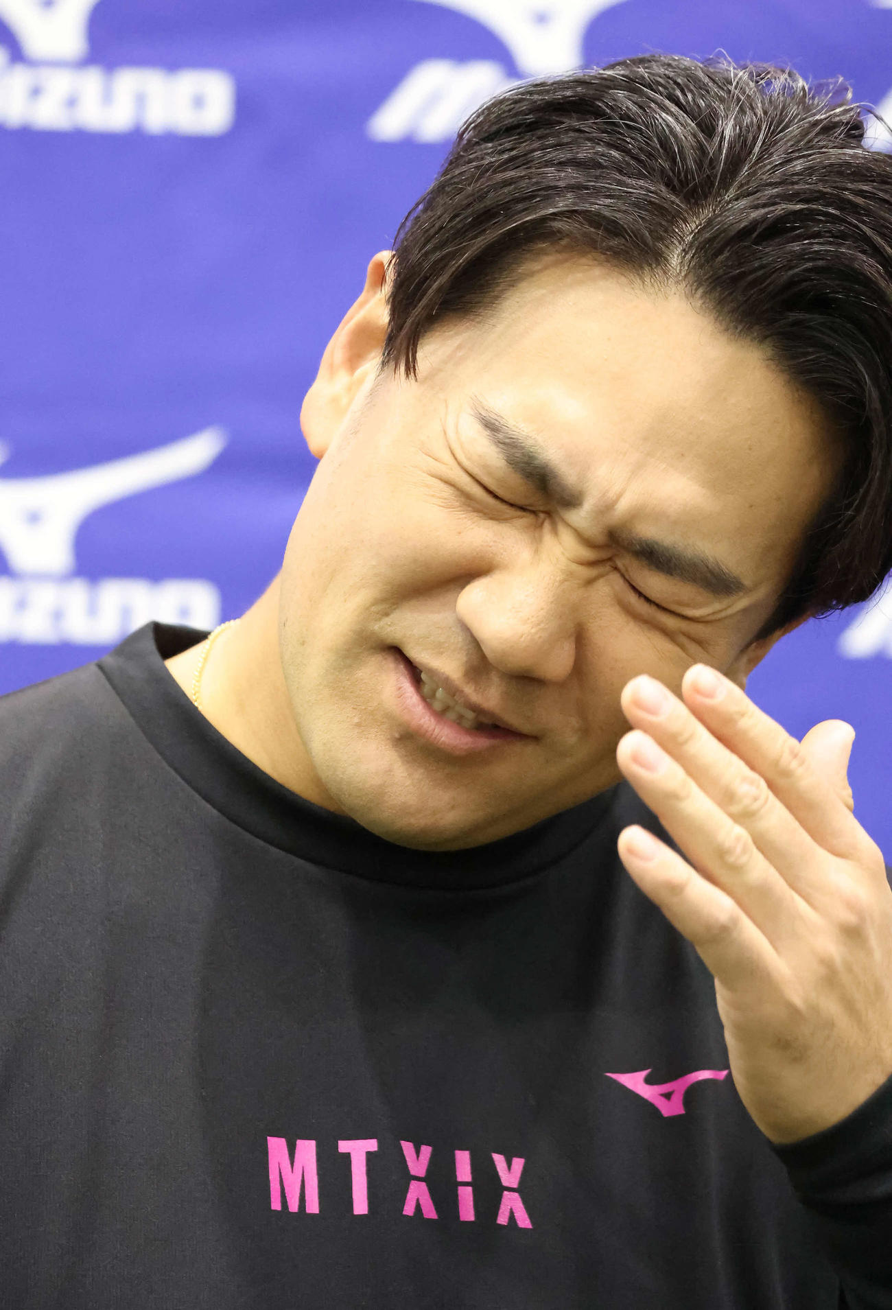 囲み取材に応じる田中（撮影・丹羽敏通）