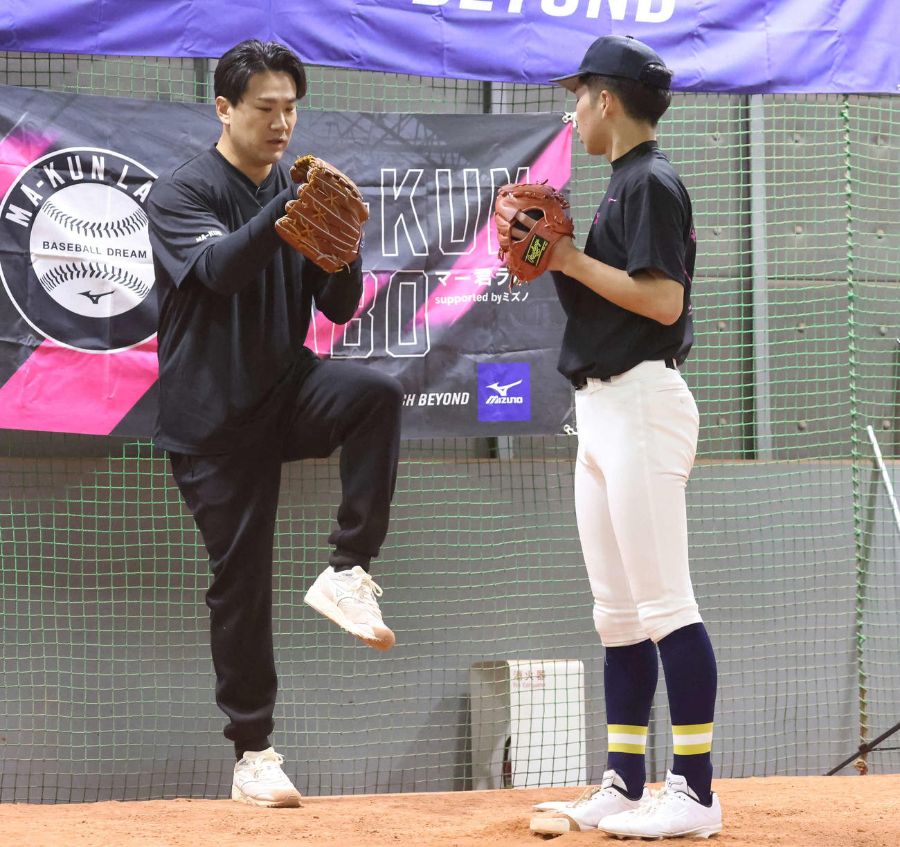 「マー君ラボ2024」で参加した野球少年に直接指導する田中（撮影・丹羽敏通）