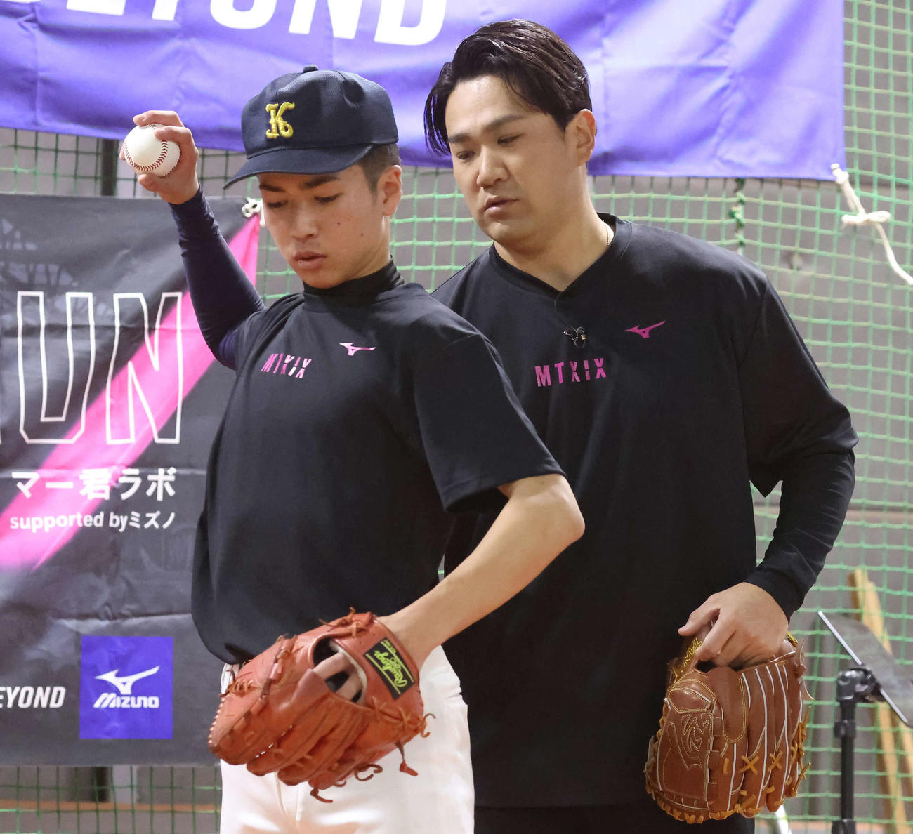 「マー君ラボ2024」で参加した野球少年に直接指導する田中（撮影・丹羽敏通）