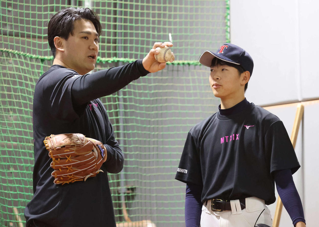 「マー君ラボ2024」で参加した野球少年にチェンジアップの握りを見せる田中（撮影・丹羽敏通）