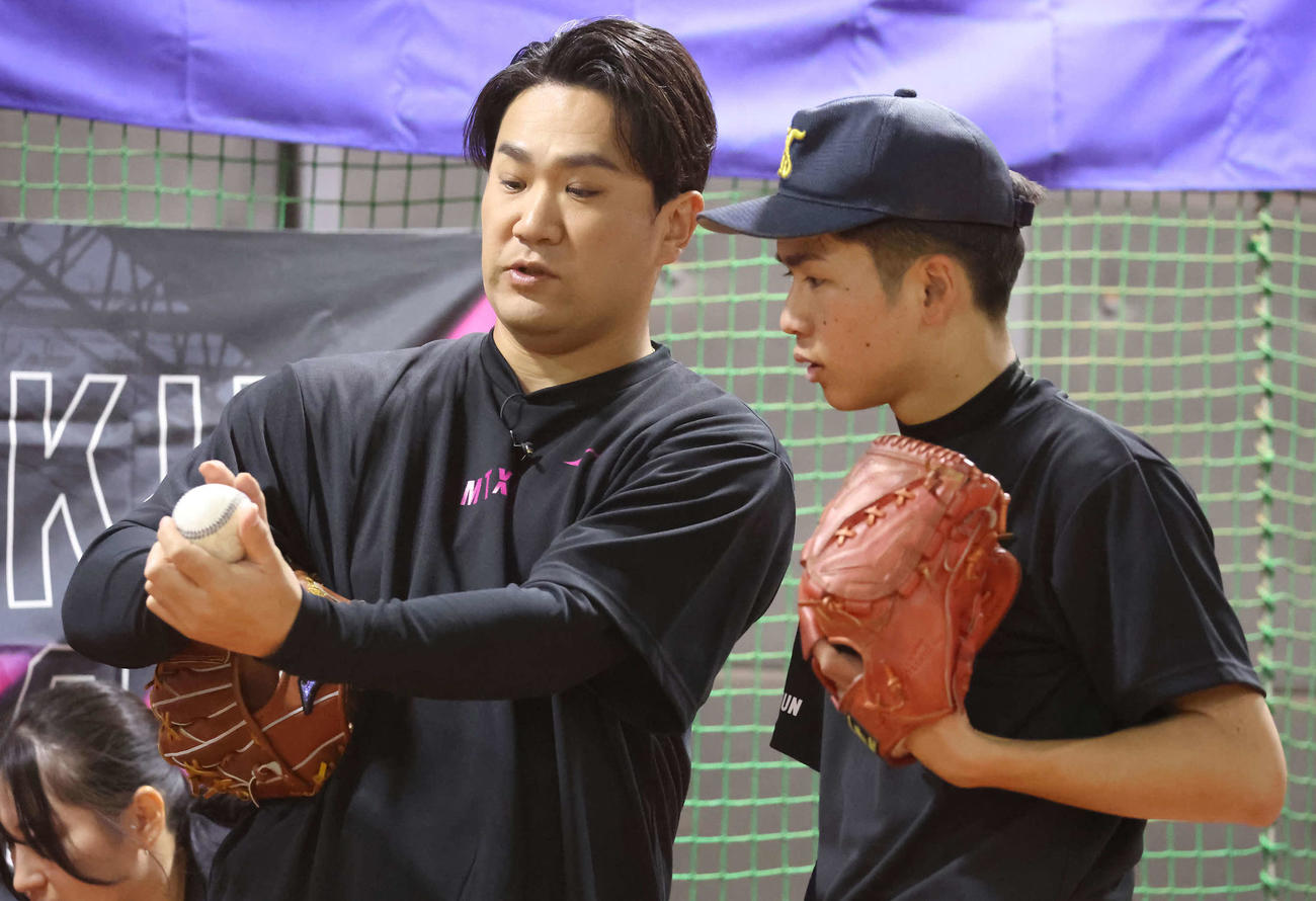 「マー君ラボ2024」で参加した野球少年にスライダーの握りを見せる田中（撮影・丹羽敏通）