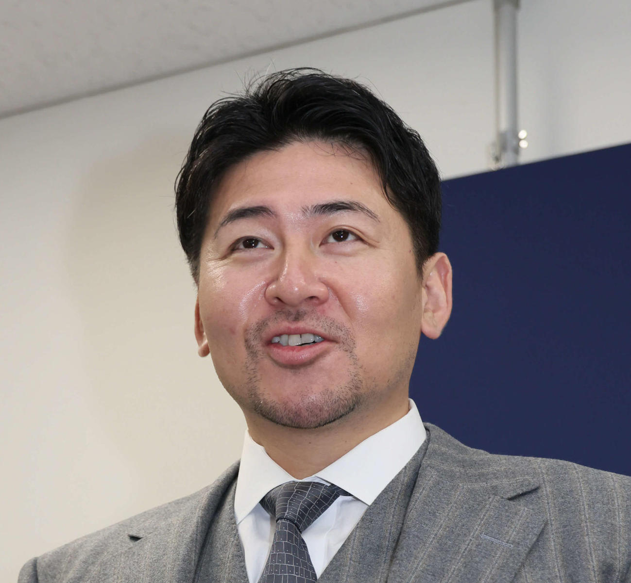 契約更改を終え、囲み取材に応じる広島会沢（撮影・加藤孝規）