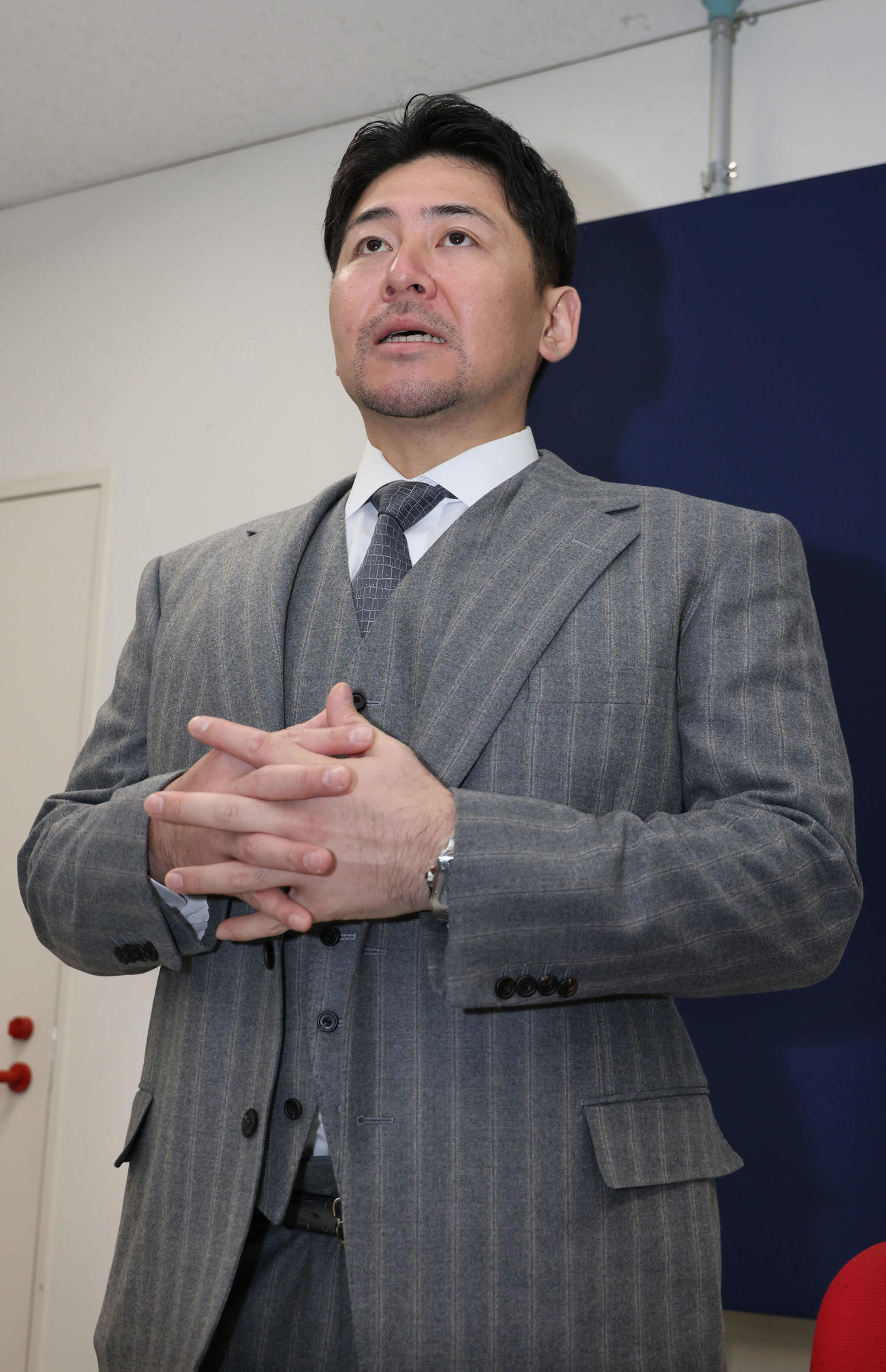 契約更改を終え、囲み取材に応じる広島会沢（撮影・加藤孝規）