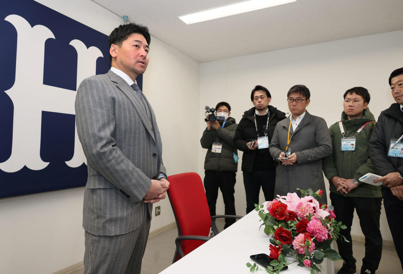 契約更改を終え、囲み取材に応じる広島会沢（撮影・加藤孝規）
