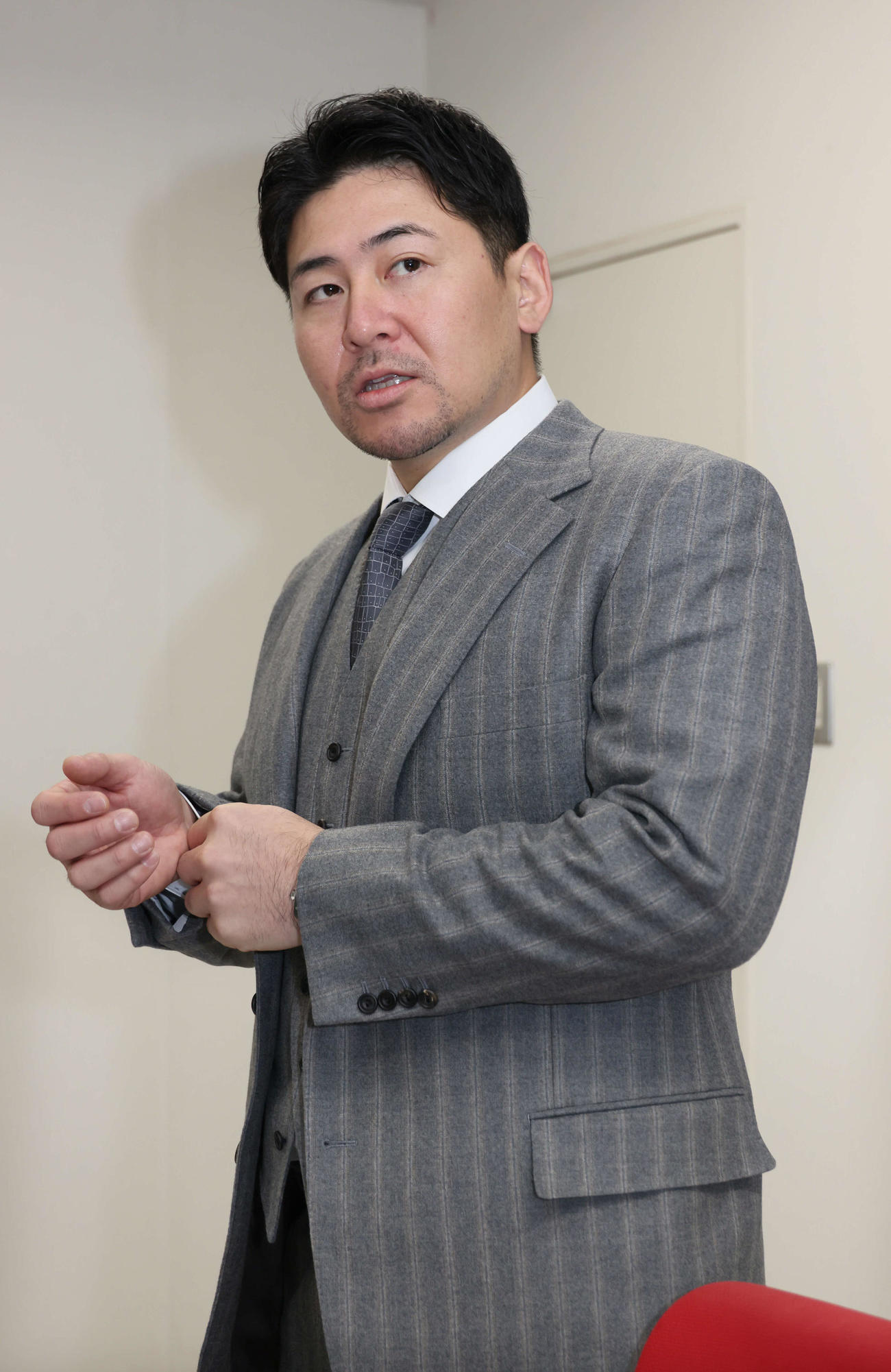 契約更改を終え、囲み取材に応じる広島会沢（撮影・加藤孝規）