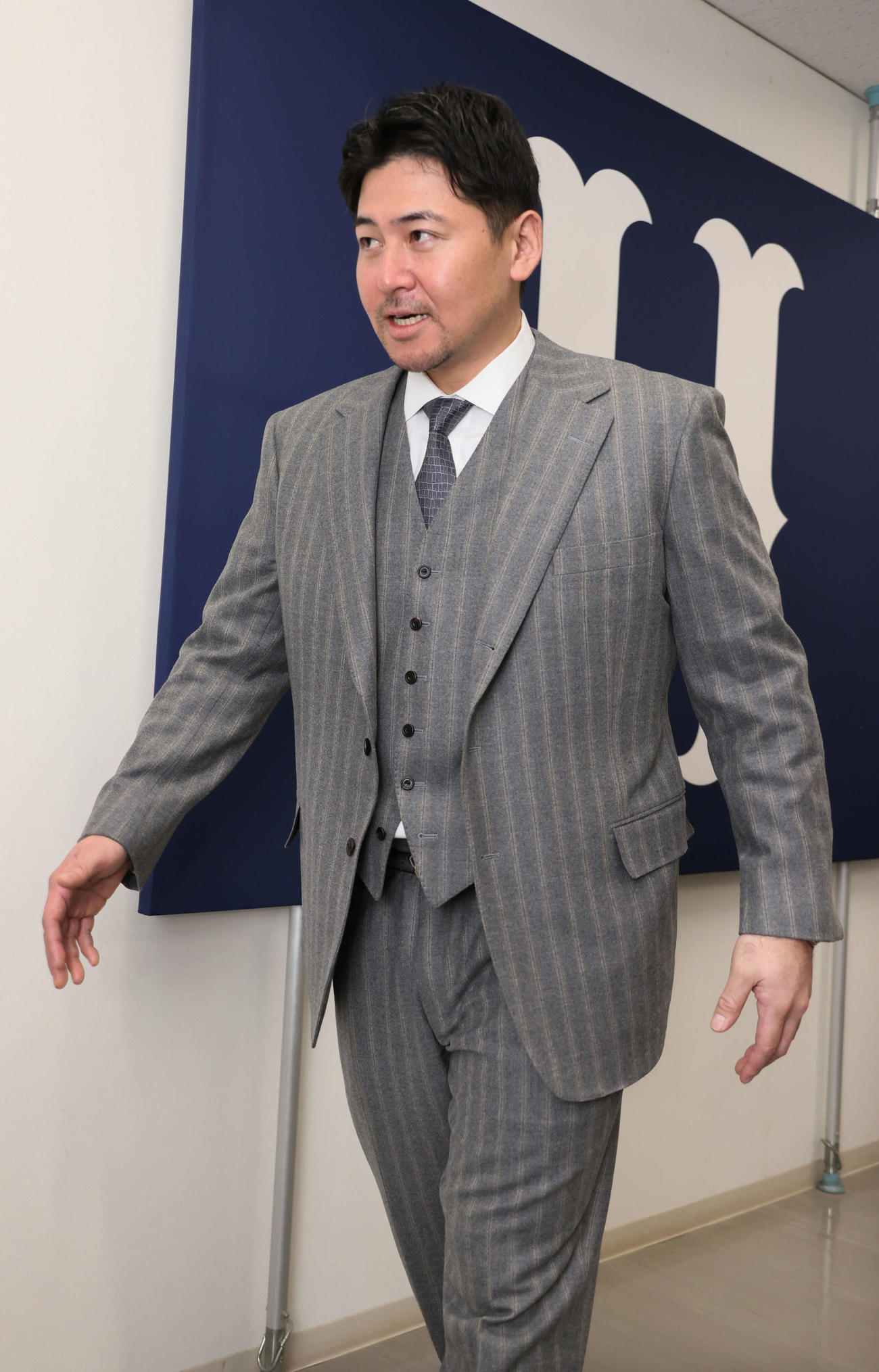 契約更改後の囲み取材を終え、退出する広島会沢（撮影・加藤孝規）