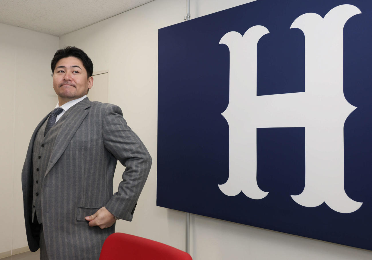 契約更改を終え、囲み取材に応じる広島会沢（撮影・加藤孝規）