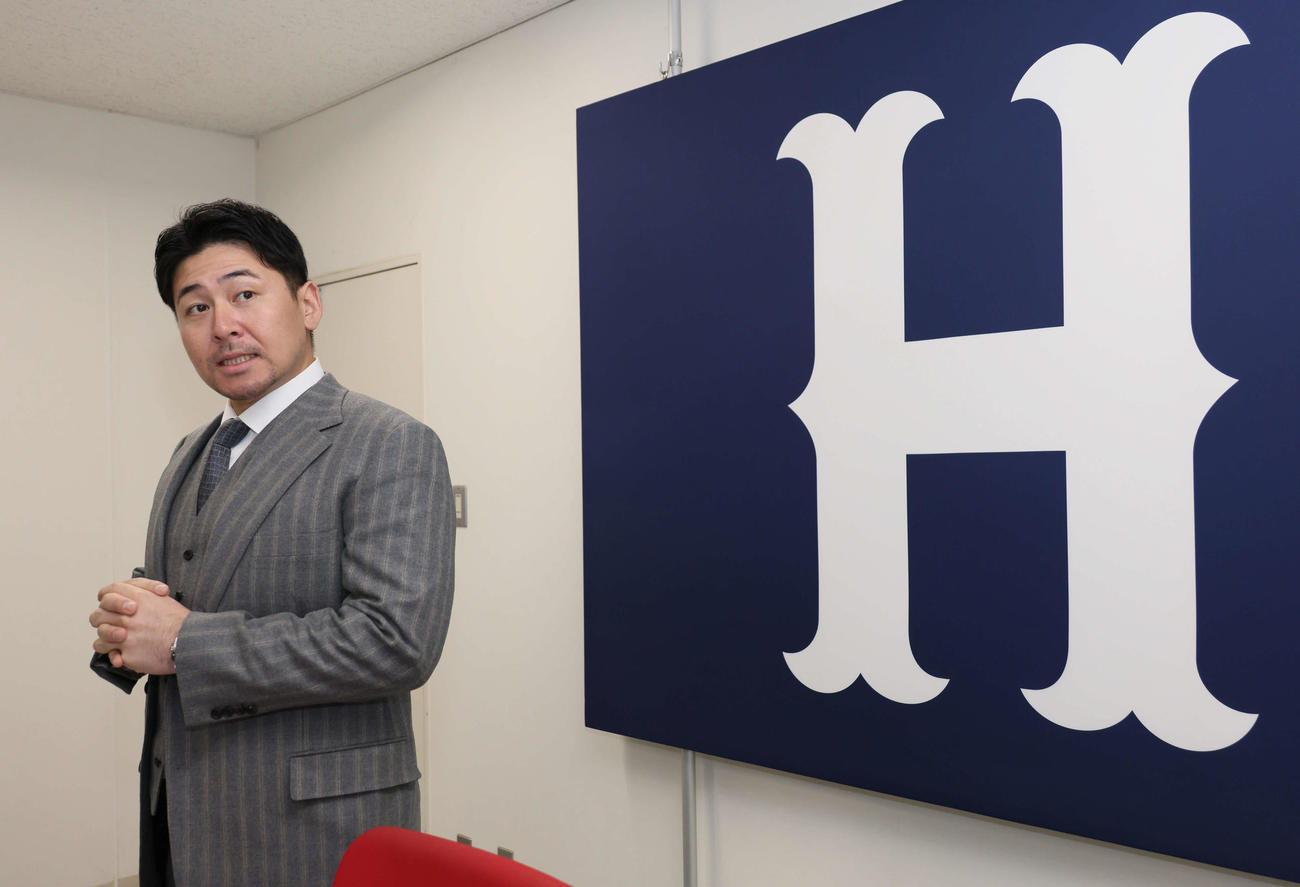 契約更改を終え、囲み取材に応じる広島会沢（撮影・加藤孝規）