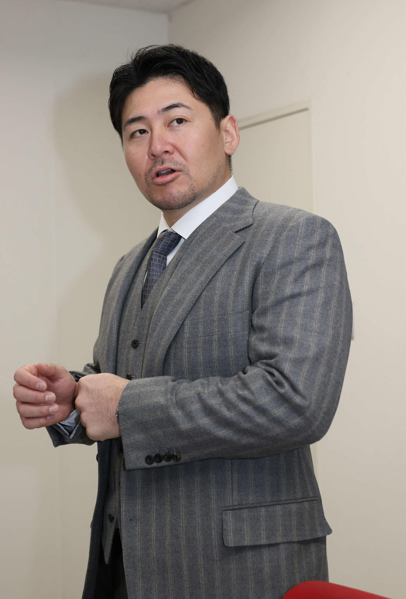 契約更改を終え、囲み取材に応じる広島会沢（撮影・加藤孝規）