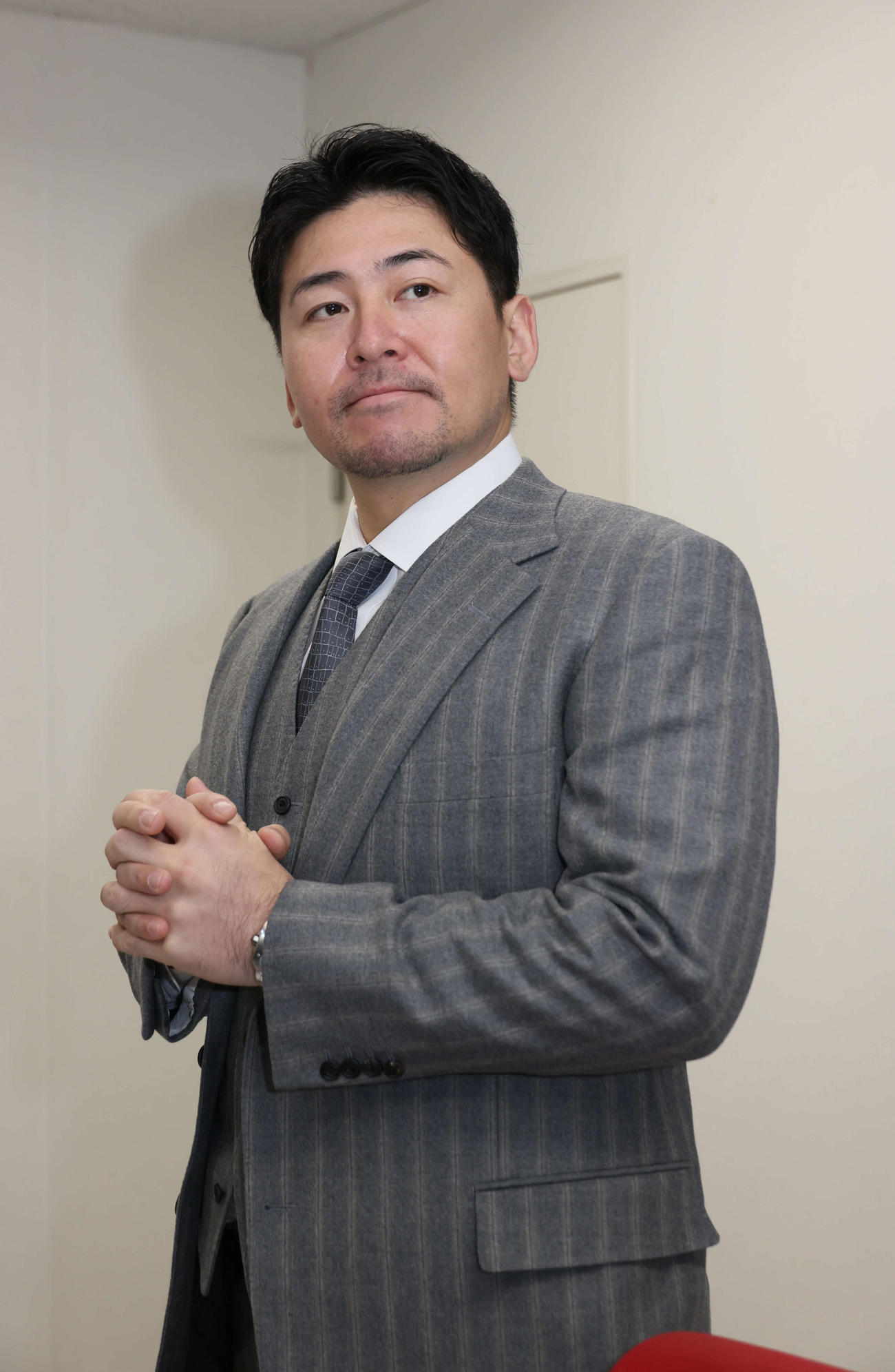 契約更改を終え、囲み取材に応じる広島会沢（撮影・加藤孝規）