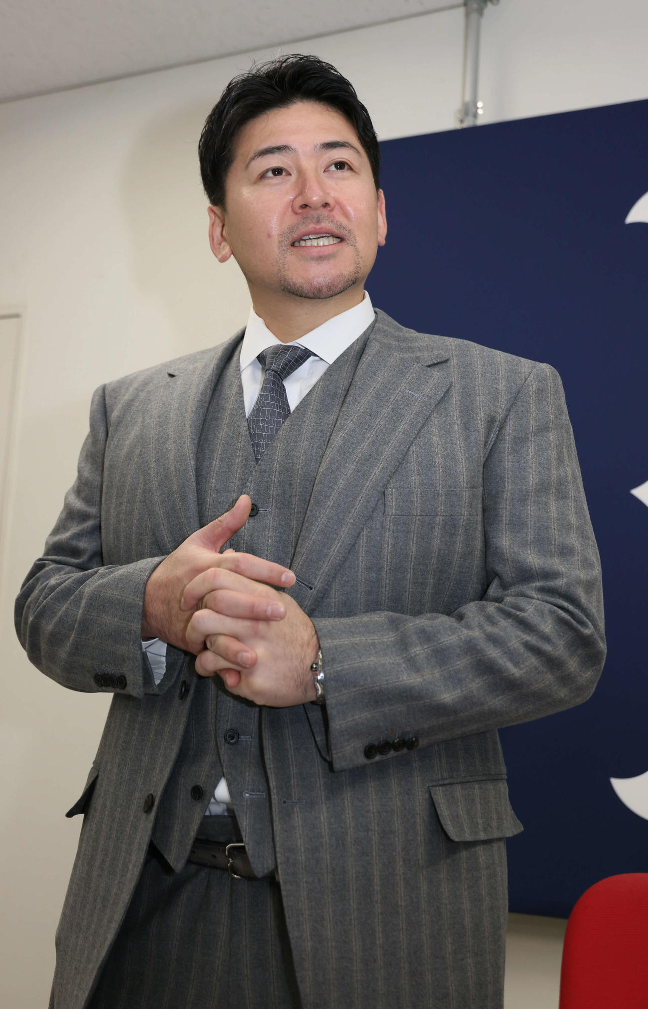 契約更改を終え、囲み取材に応じる広島会沢（撮影・加藤孝規）