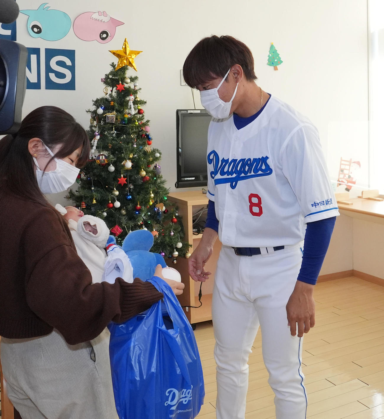 トークショー後、患者の子どもたちにプレゼントを渡す大島（右）（撮影・森本幸一）