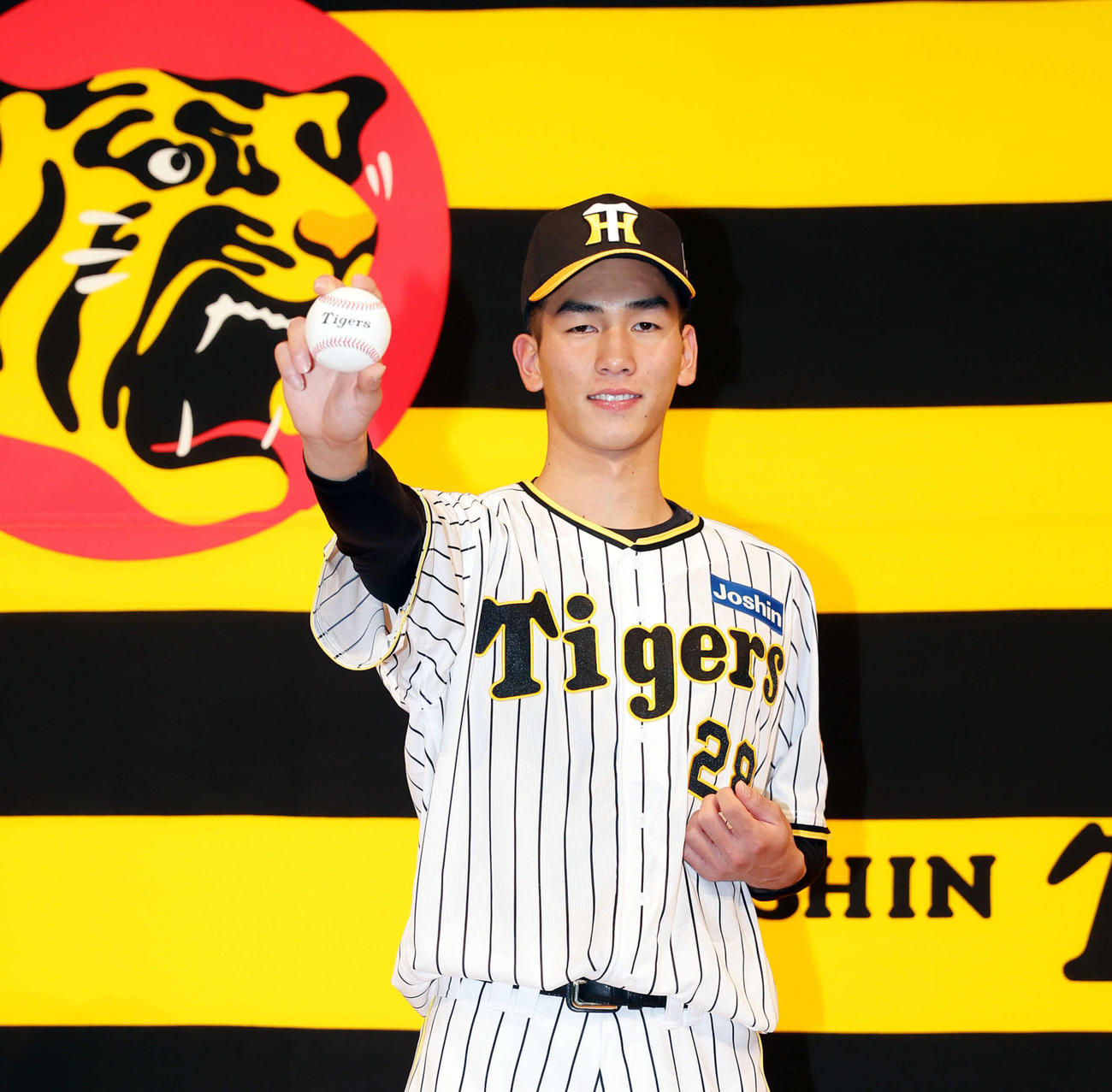 阪神新人入団会見でポーズをとるドラフト2位の今朝丸（撮影・前田充）