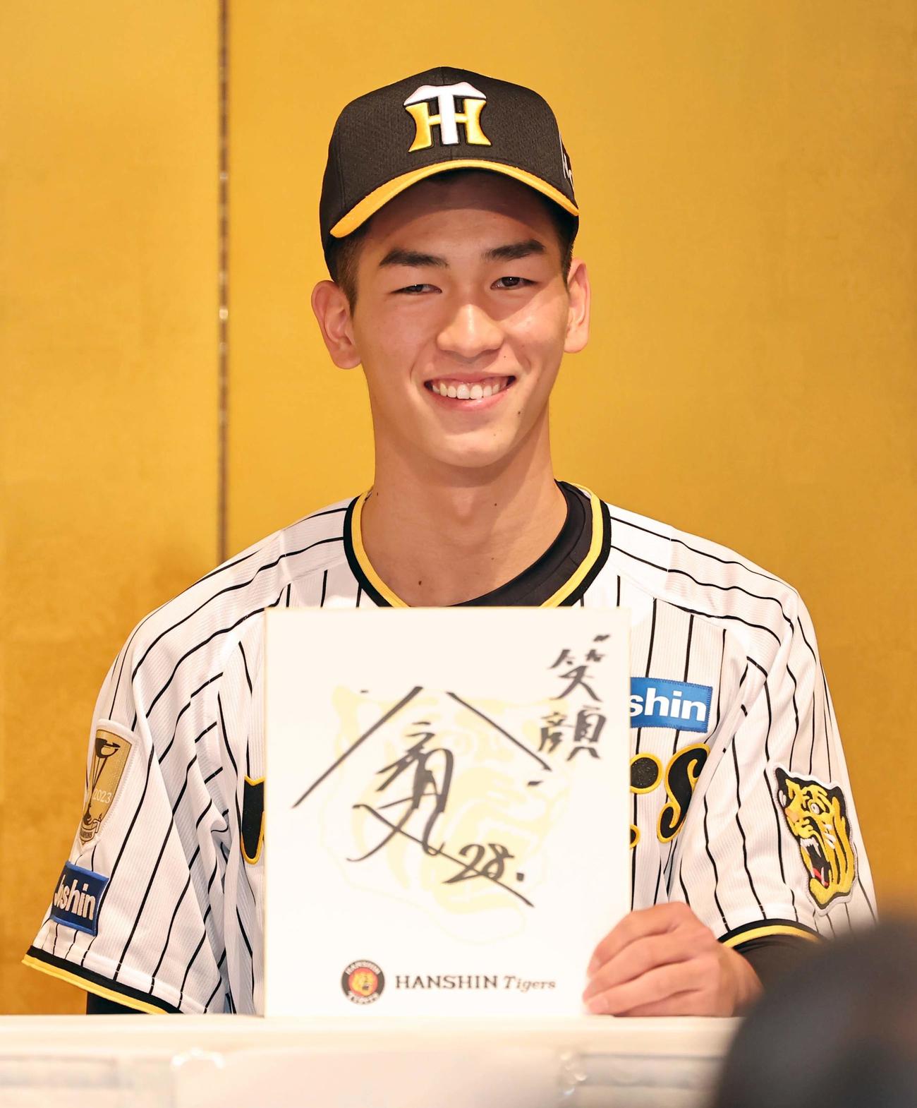 ファンクラブイベントで大事にしている言葉を色紙に書く阪神ドラフト2位今朝丸（撮影・上田博志）