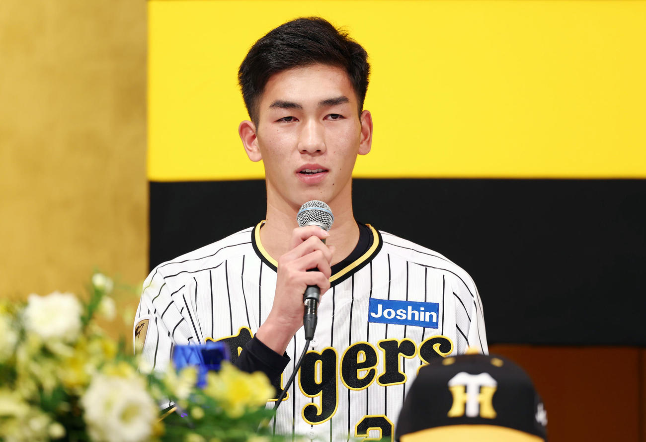 阪神新人入団会見であいさつするドラフト2位の今朝丸（撮影・前田充）