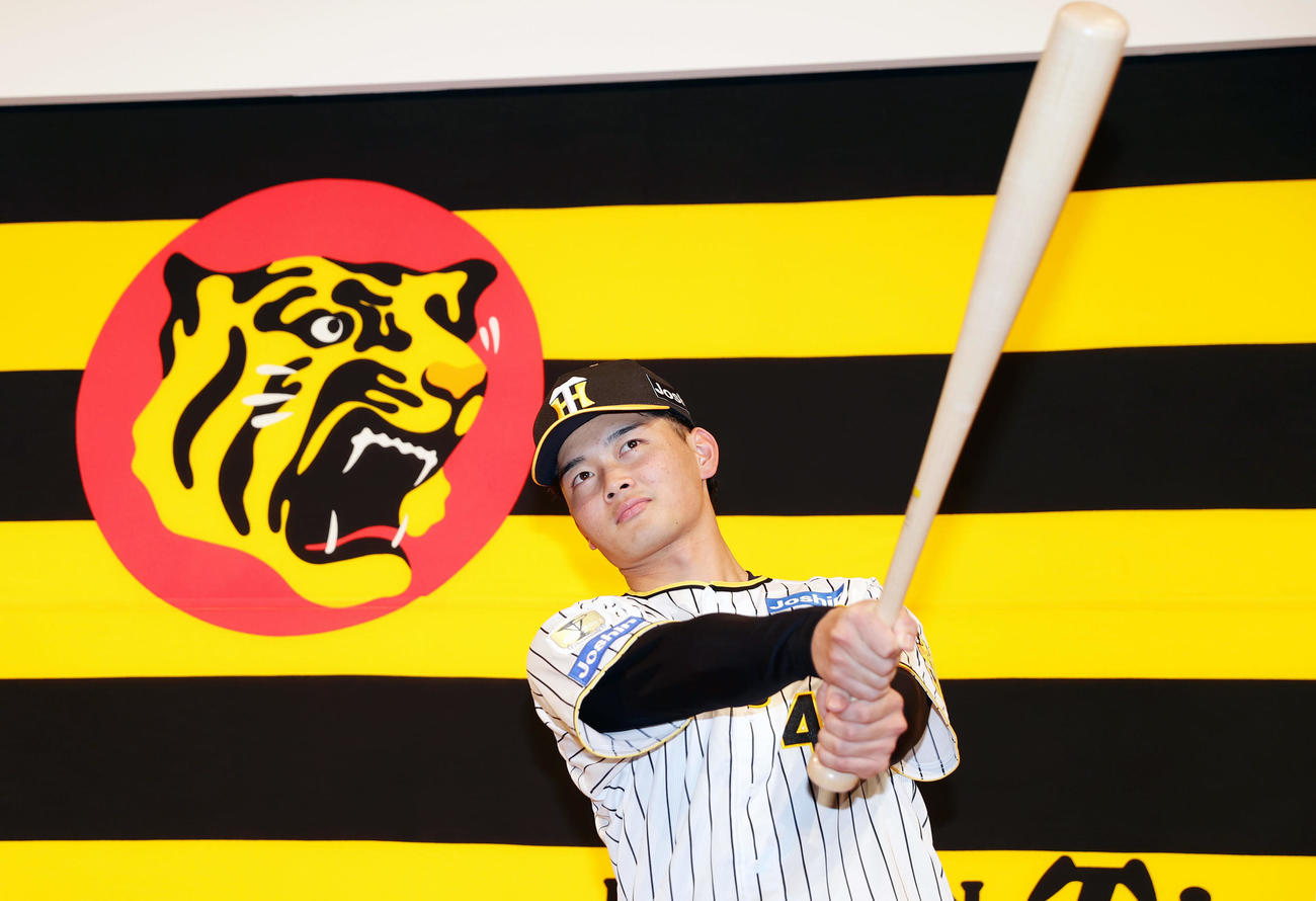 阪神新人入団会見でポーズをとるドラフト4位の町田（撮影・前田充）