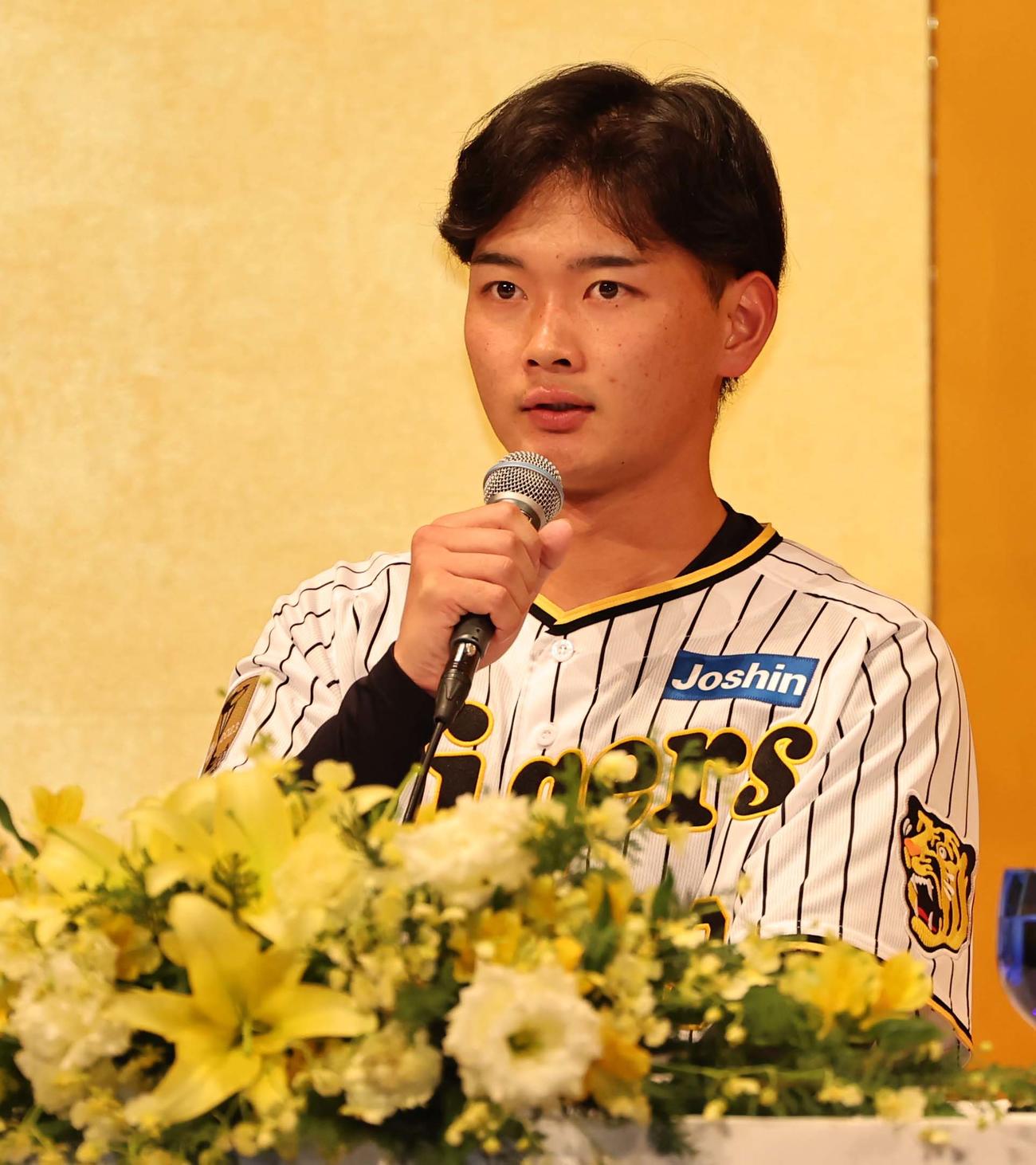 新人選手入団発表会であいさつをするドラフト4位の町田（撮影・上田博志）