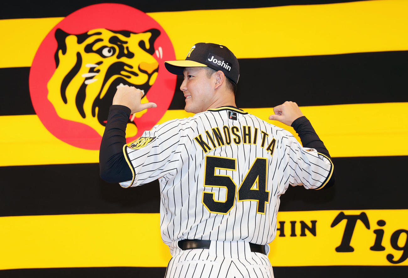 阪神新人入団会見で背番号を披露するドラフト3位の木下（撮影・前田充）