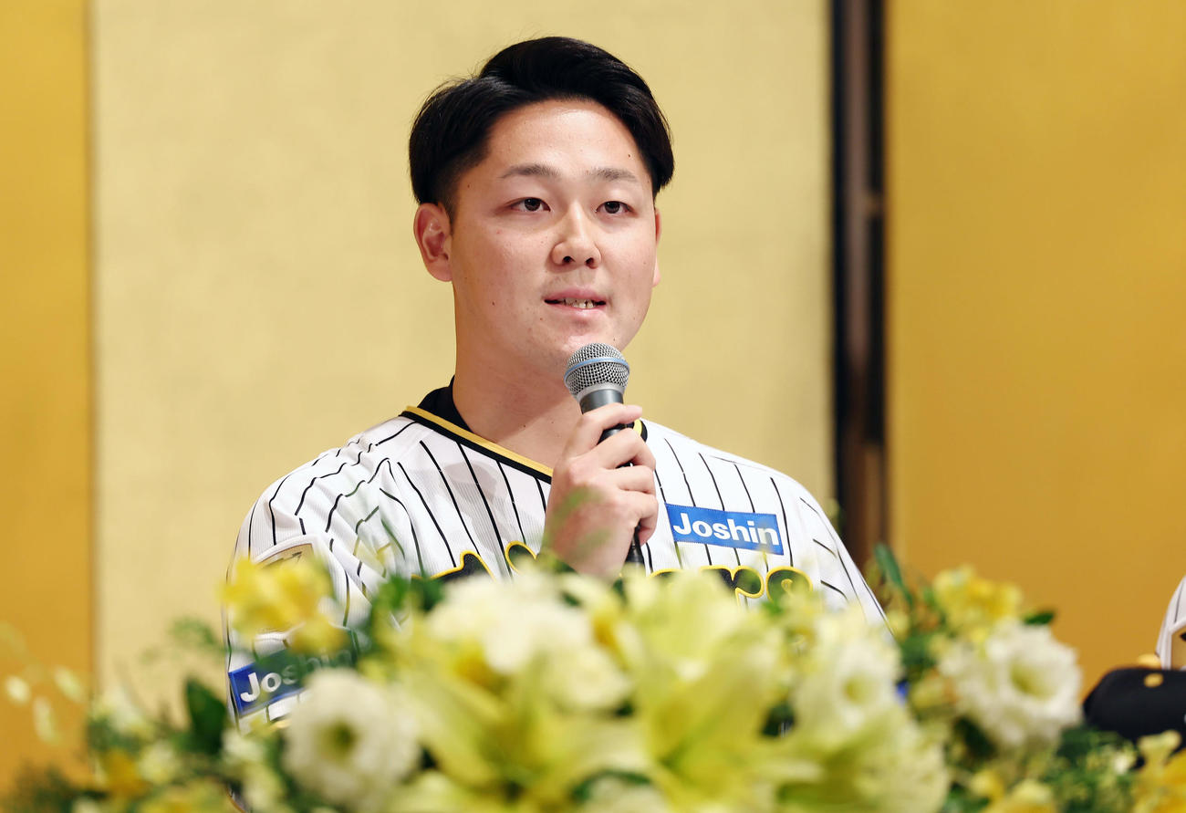 阪神新人入団会見であいさつするドラフト3位の木下（撮影・前田充）