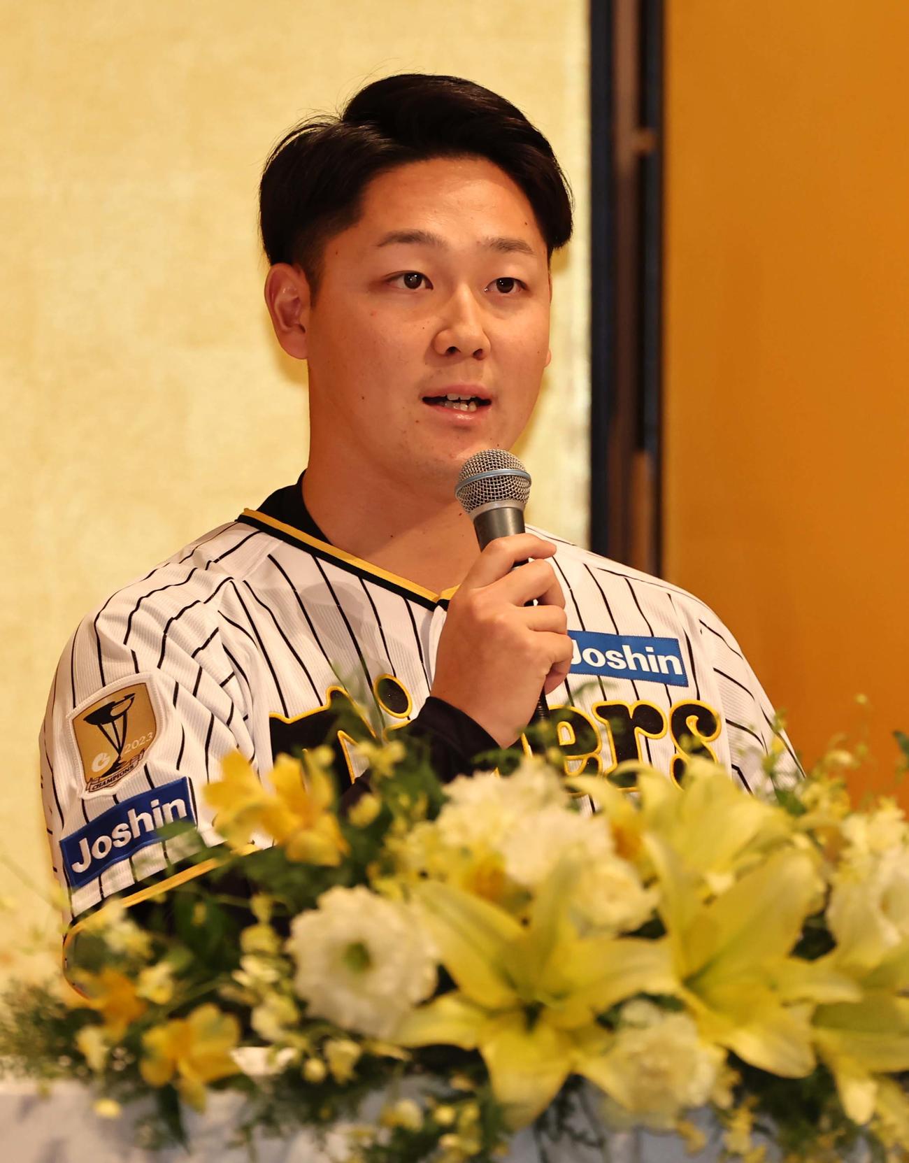 新人選手入団発表会であいさつをするドラフト3位の木下（撮影・上田博志）