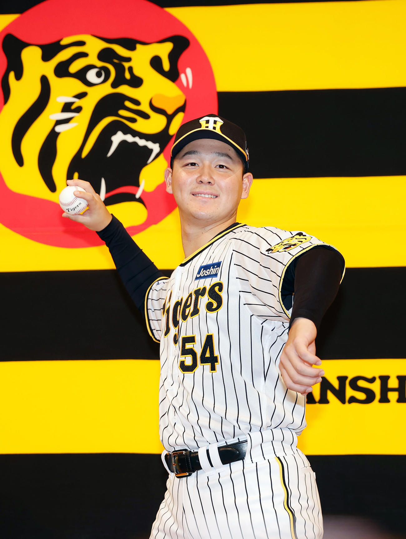阪神新人入団会見でポーズをとるドラフト3位の木下（撮影・前田充）