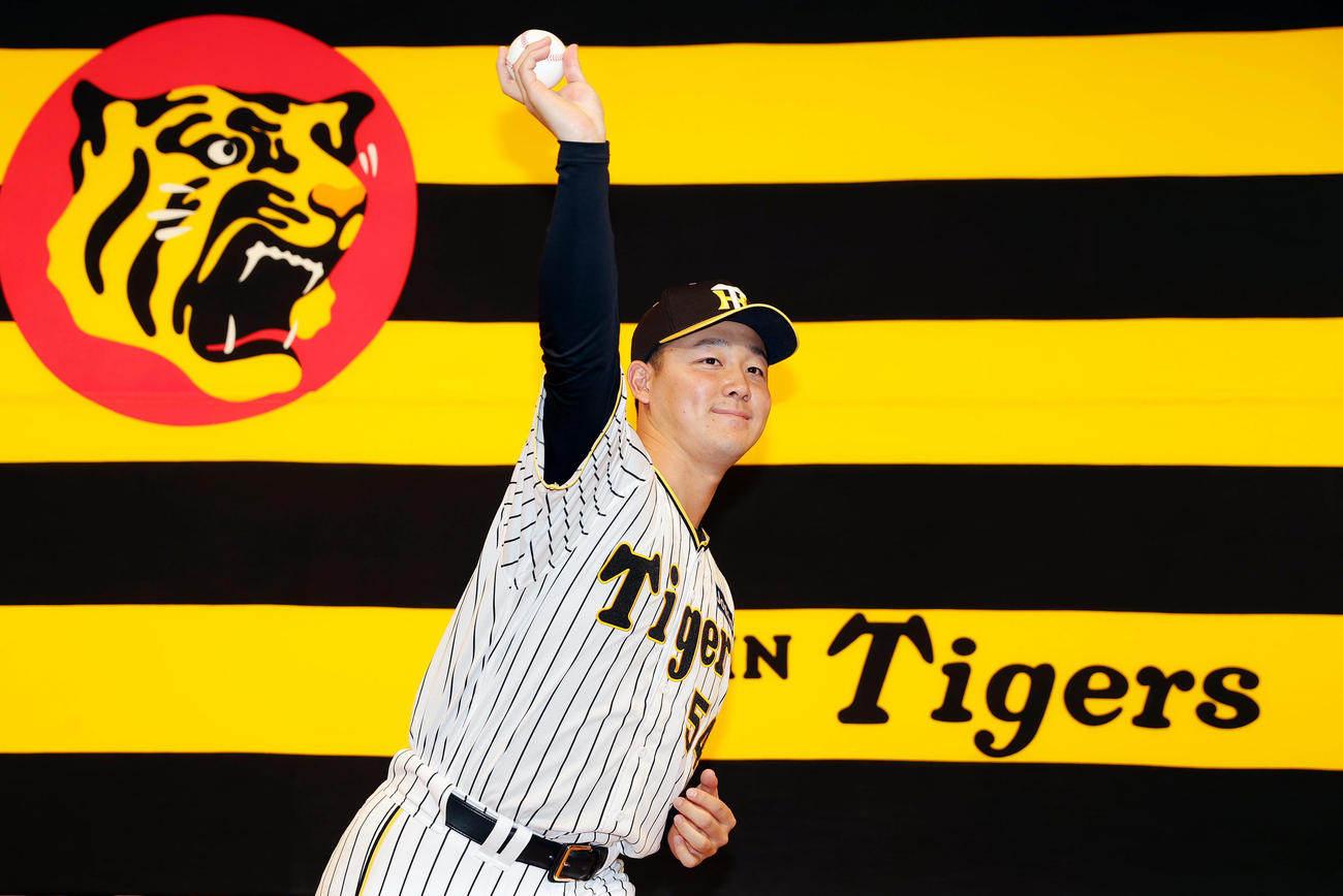 阪神新人入団会見でポーズをとるドラフト3位の木下（撮影・前田充）