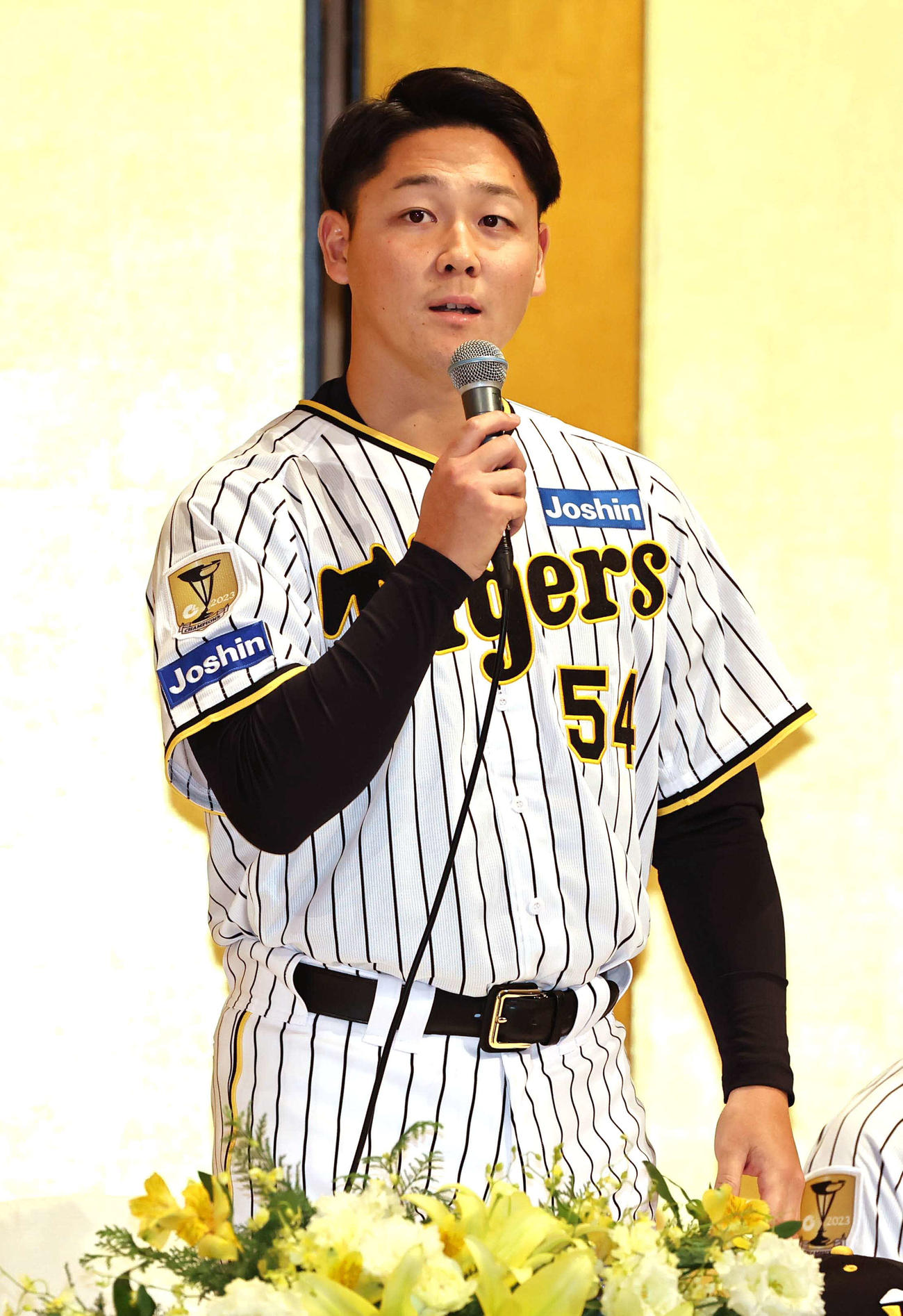 阪神新入団選手発表会であいさつをするドラフト3位の木下（撮影・上田博志）